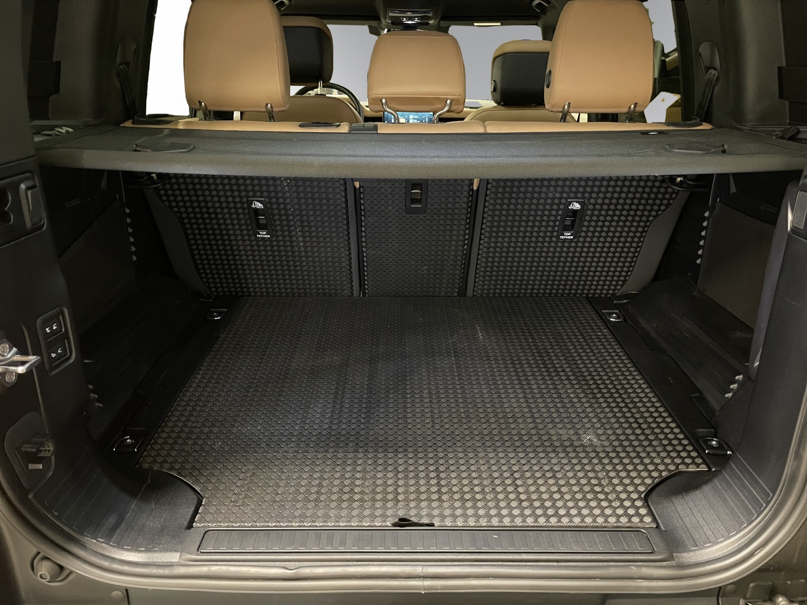 LAND ROVER Defender 110 3.0 D I6 300 X-Dynamic HSE AWD AT8-image-5