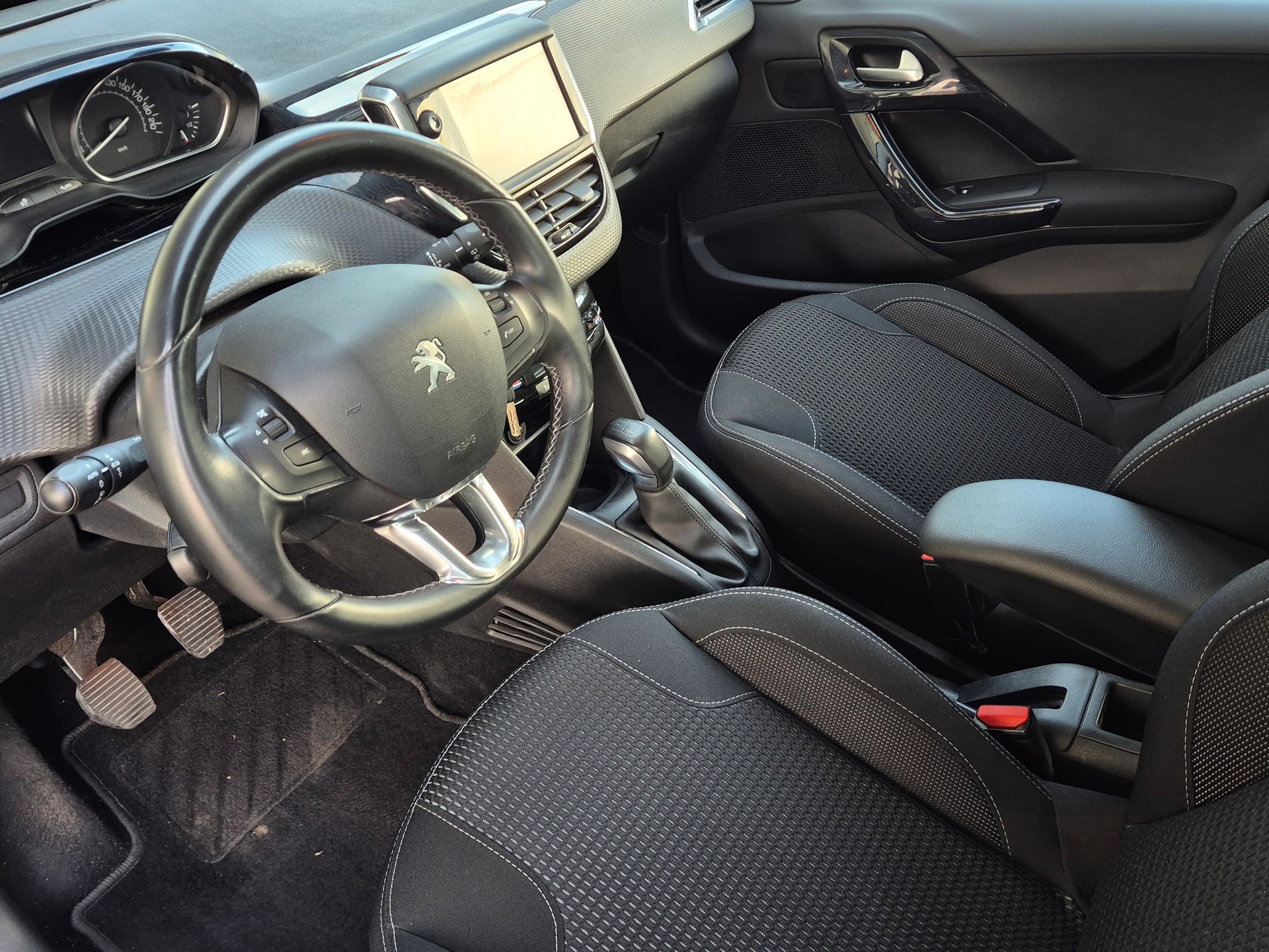 PEUGEOT 208 1.2 PureTech Allure-image-12