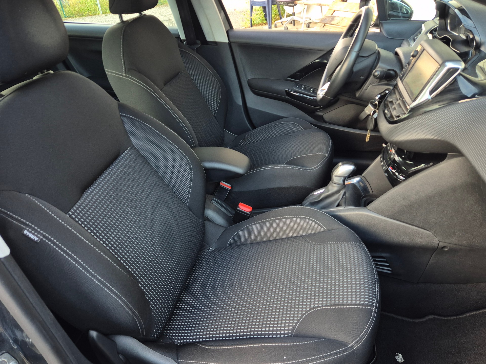 PEUGEOT 208 1.2 PureTech Allure-image-14