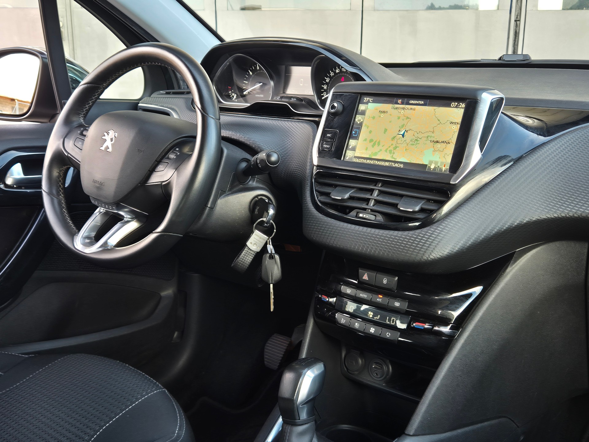 PEUGEOT 208 1.2 PureTech Allure-image-11
