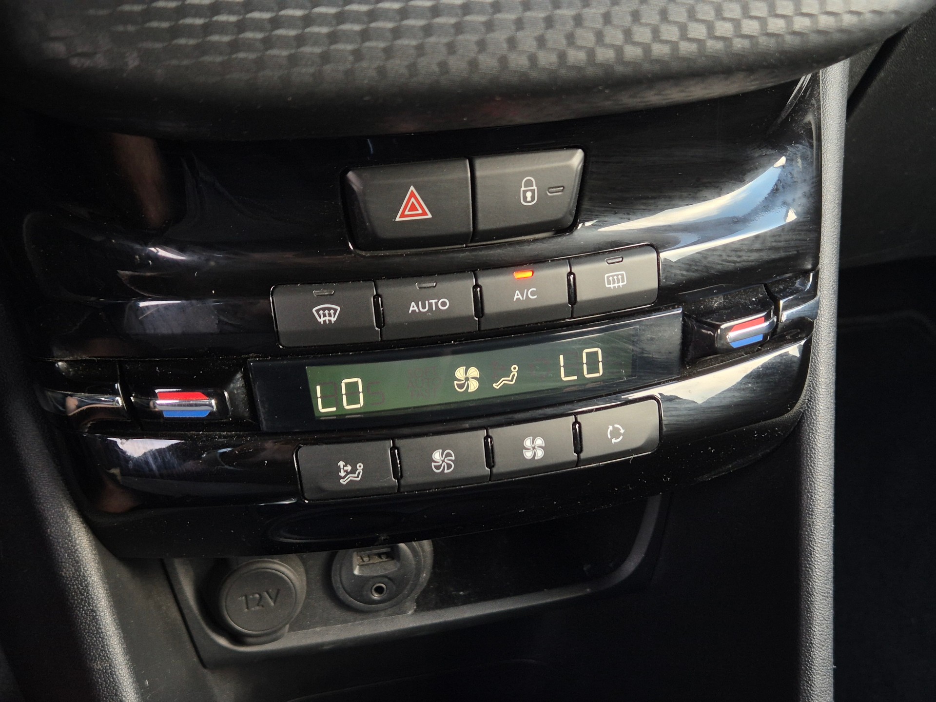 PEUGEOT 208 1.2 PureTech Allure-image-22