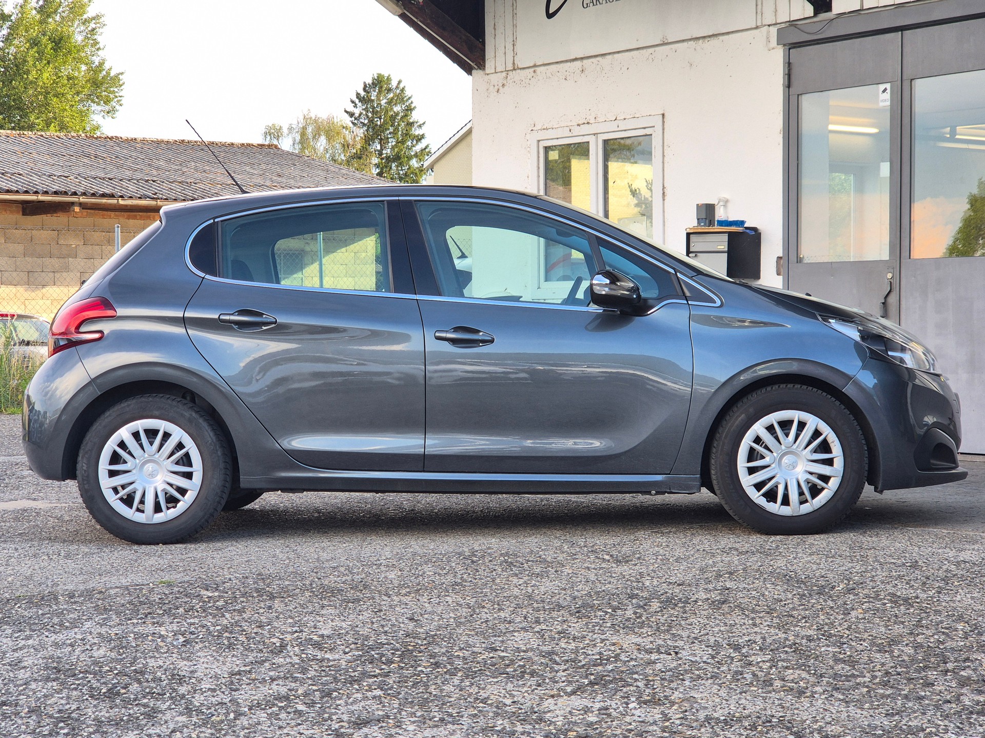 PEUGEOT 208 1.2 PureTech Allure-image-4