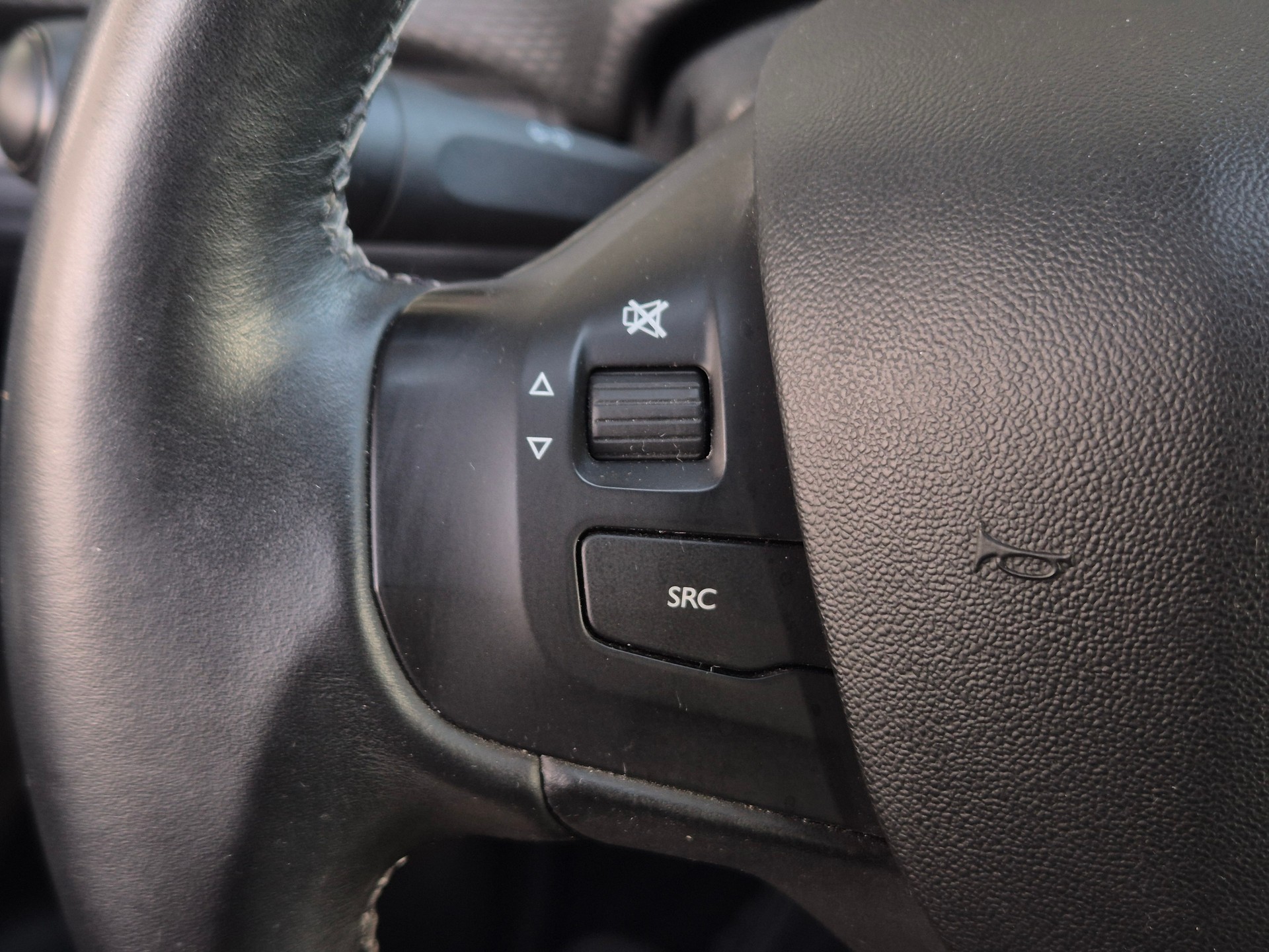 PEUGEOT 208 1.2 PureTech Allure-image-23