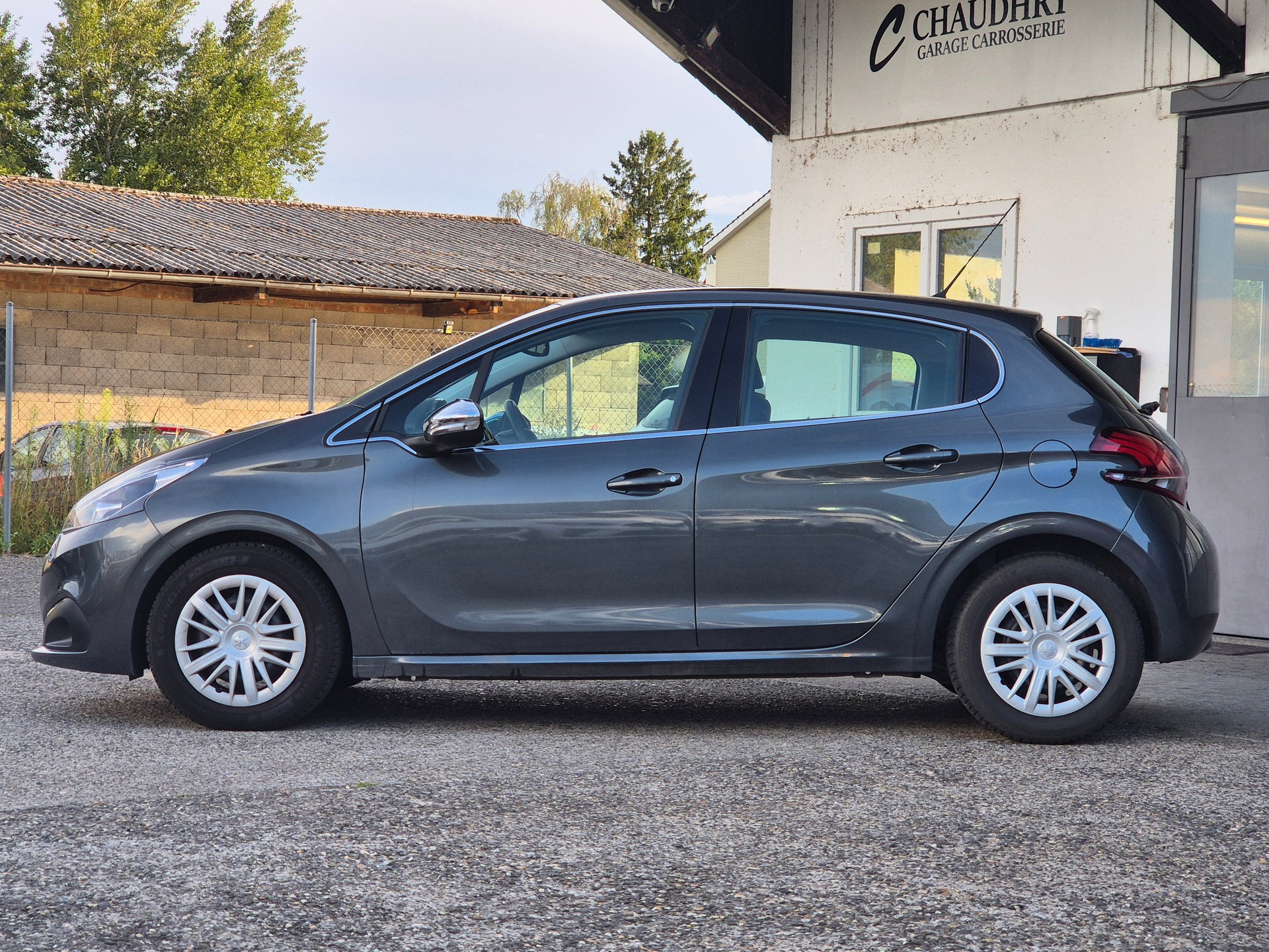 PEUGEOT 208 1.2 PureTech Allure-image-9