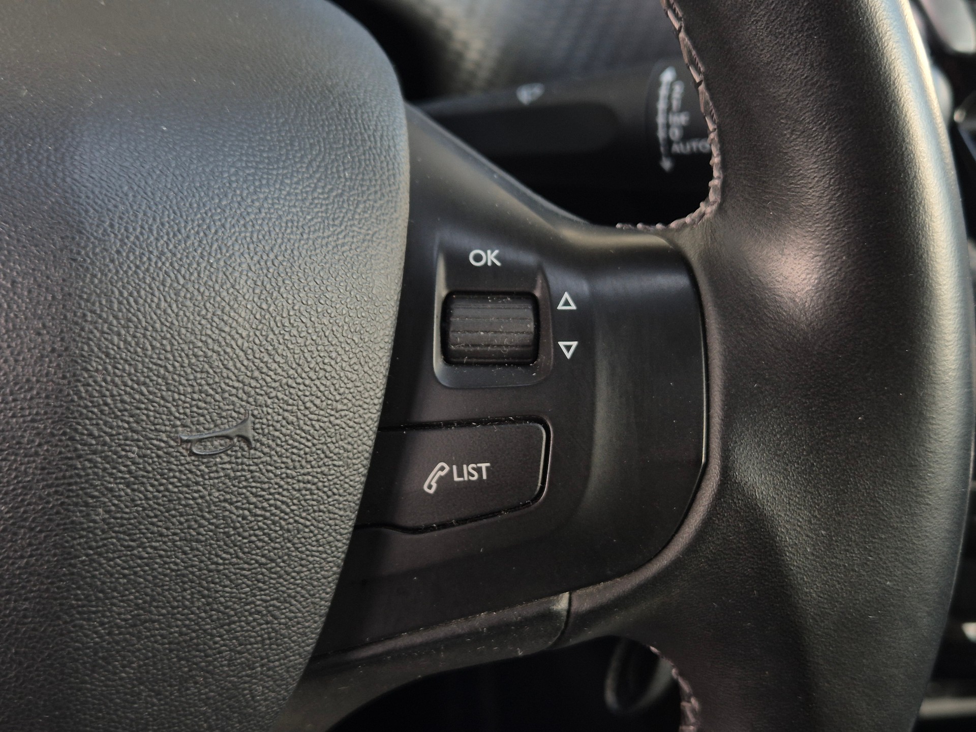 PEUGEOT 208 1.2 PureTech Allure-image-24
