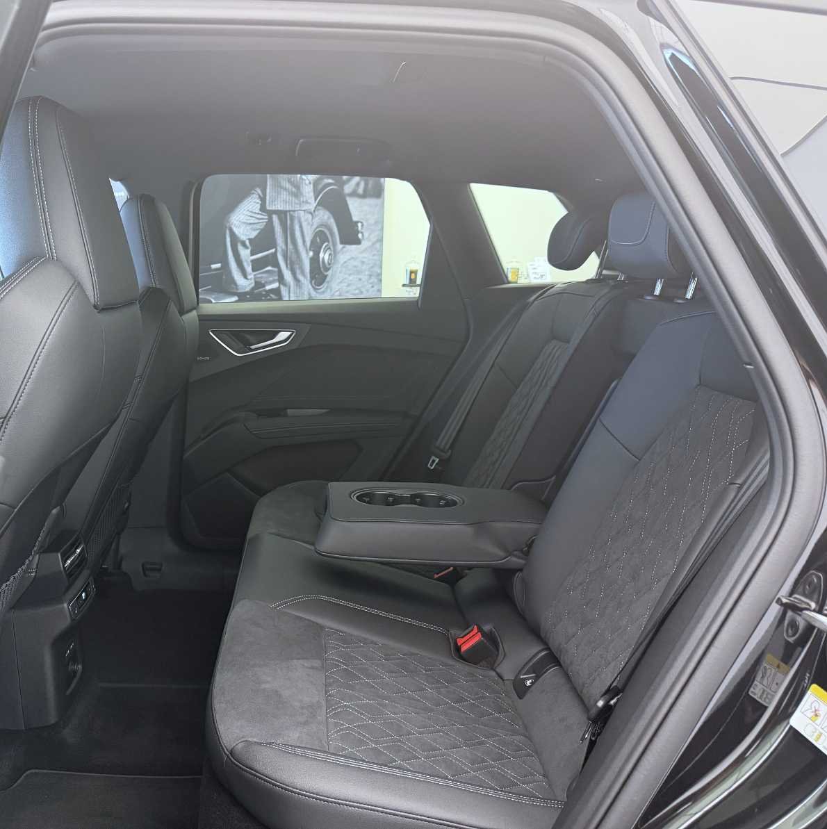 AUDI Q4 e-tron SUV quattro performance Swiss Ski-image-20