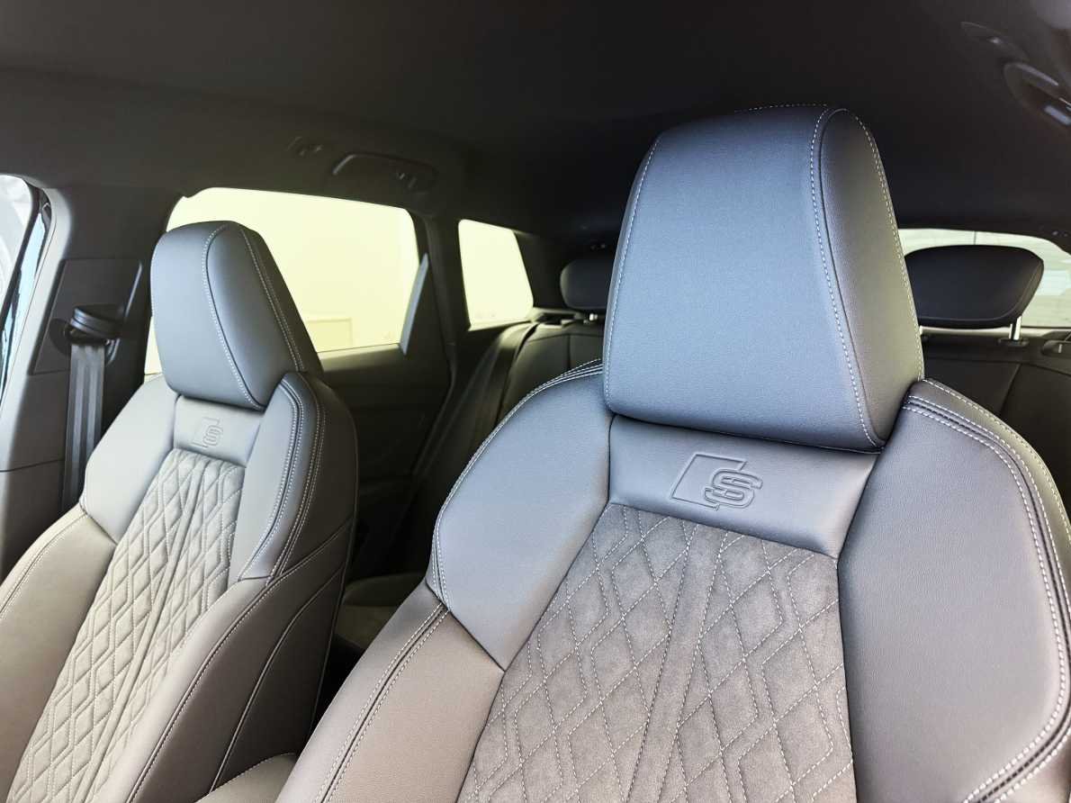 AUDI Q4 e-tron SUV quattro performance Swiss Ski-image-6