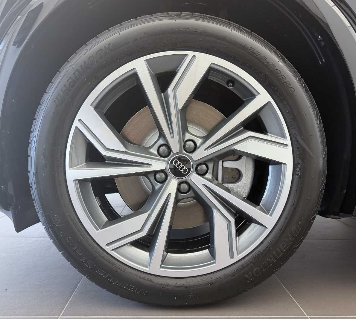 AUDI Q4 e-tron SUV quattro performance Swiss Ski-showroom-element-2