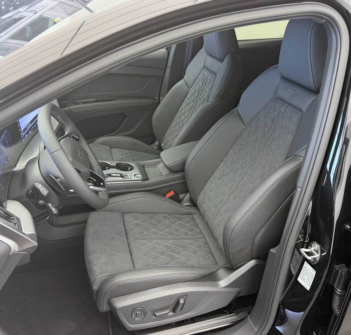 AUDI Q4 e-tron SUV quattro performance Swiss Ski-image-5
