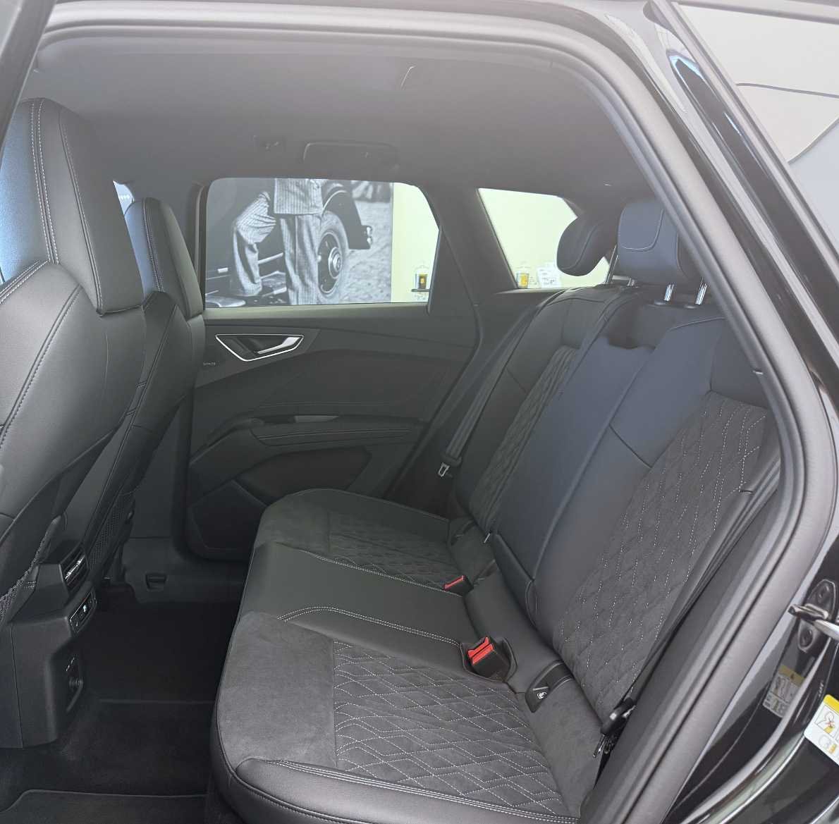 AUDI Q4 e-tron SUV quattro performance Swiss Ski-image-19