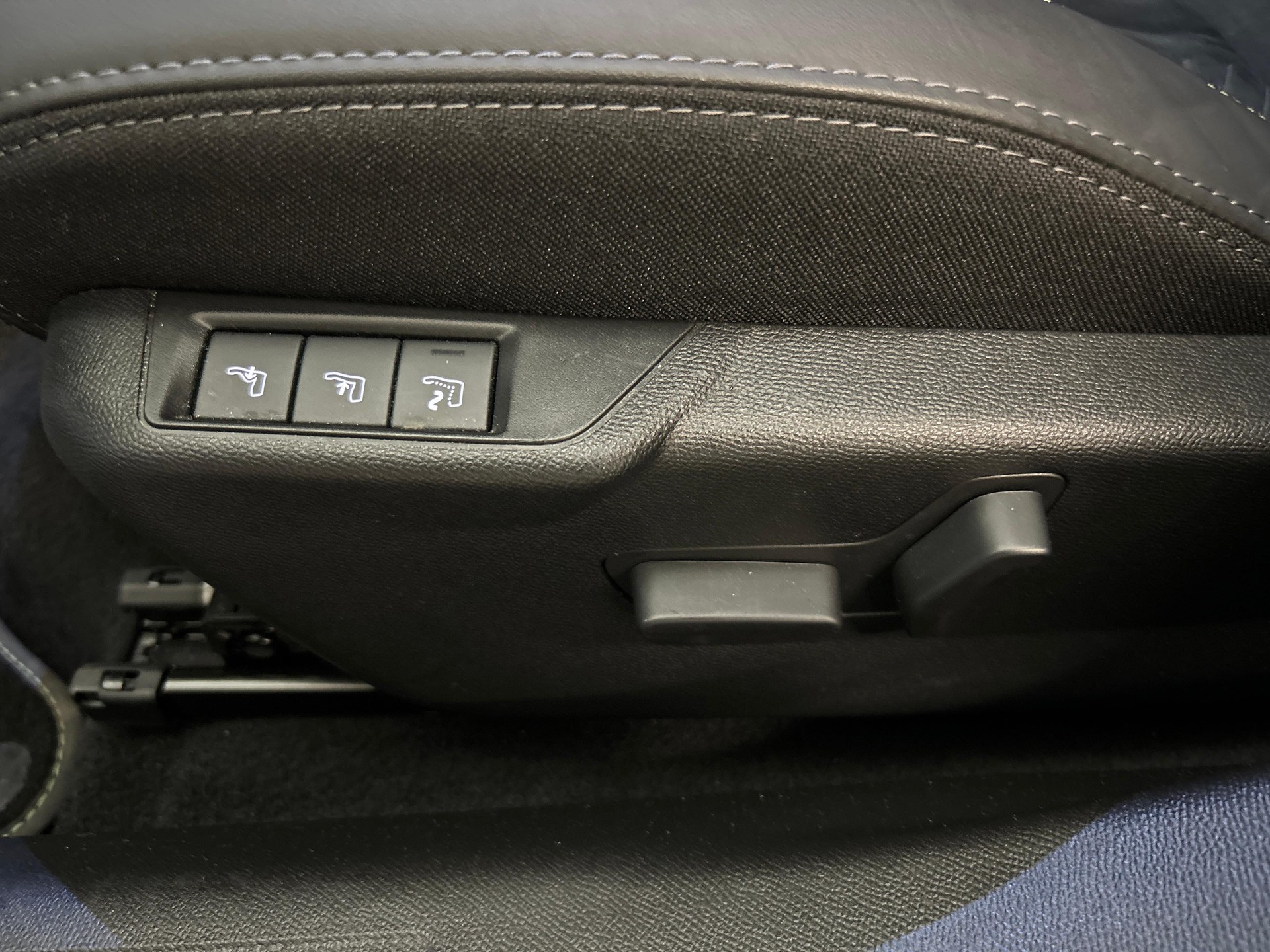 PEUGEOT 2008 1.2 Hybrid 145 GT-image-13