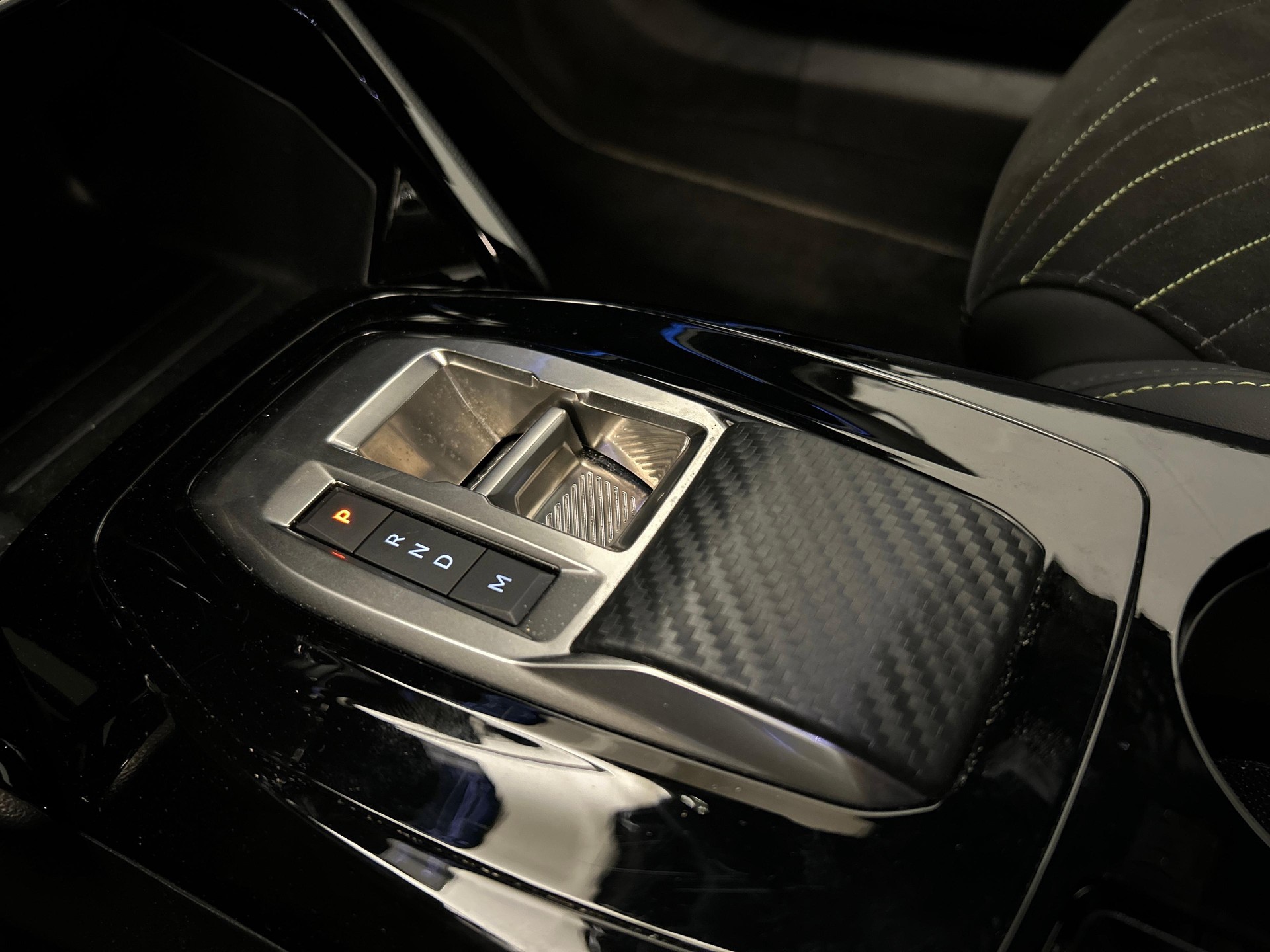PEUGEOT 2008 1.2 Hybrid 145 GT-image-15