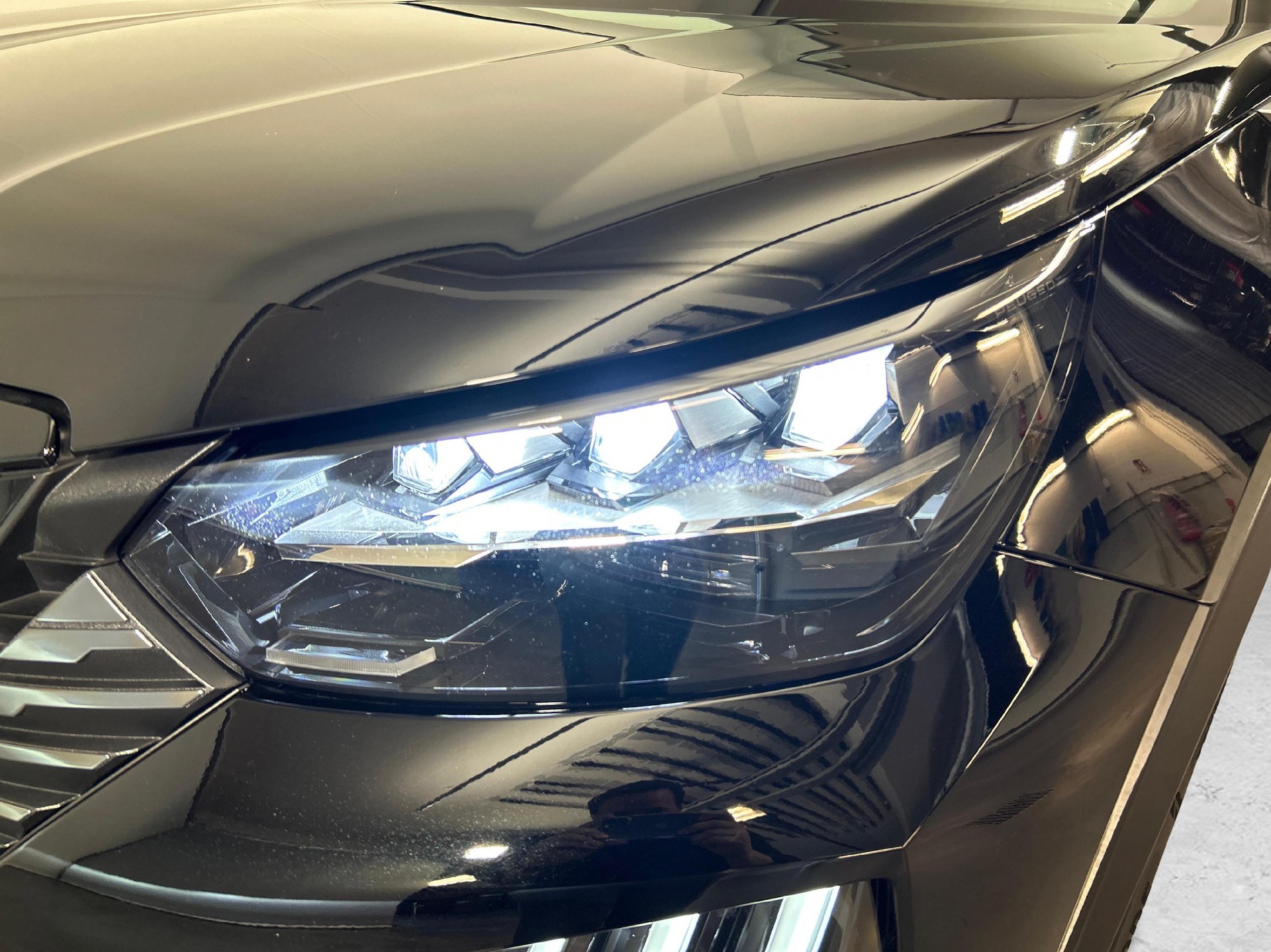 PEUGEOT 2008 1.2 Hybrid 145 GT-image-16