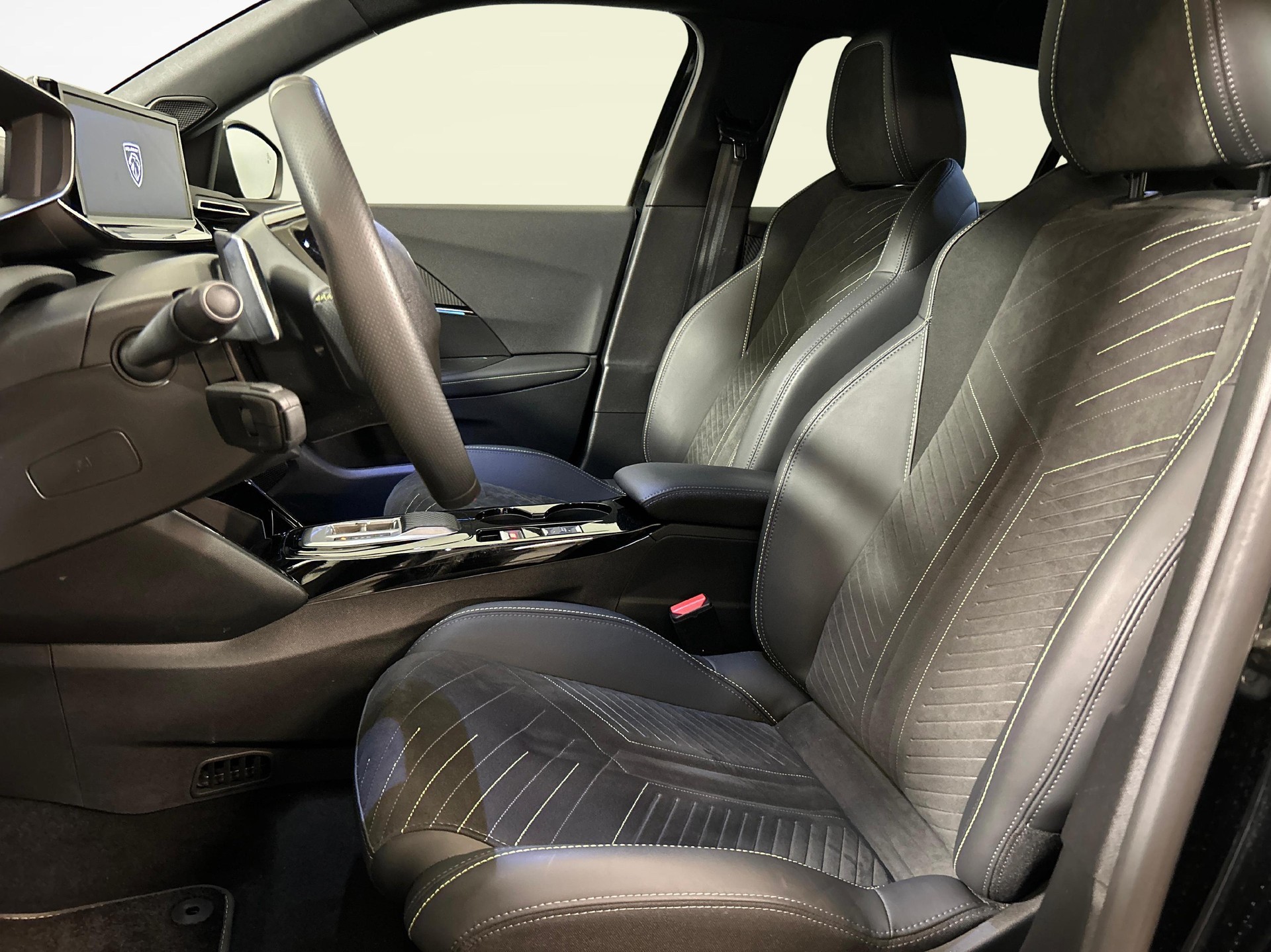 PEUGEOT 2008 1.2 Hybrid 145 GT-image-2
