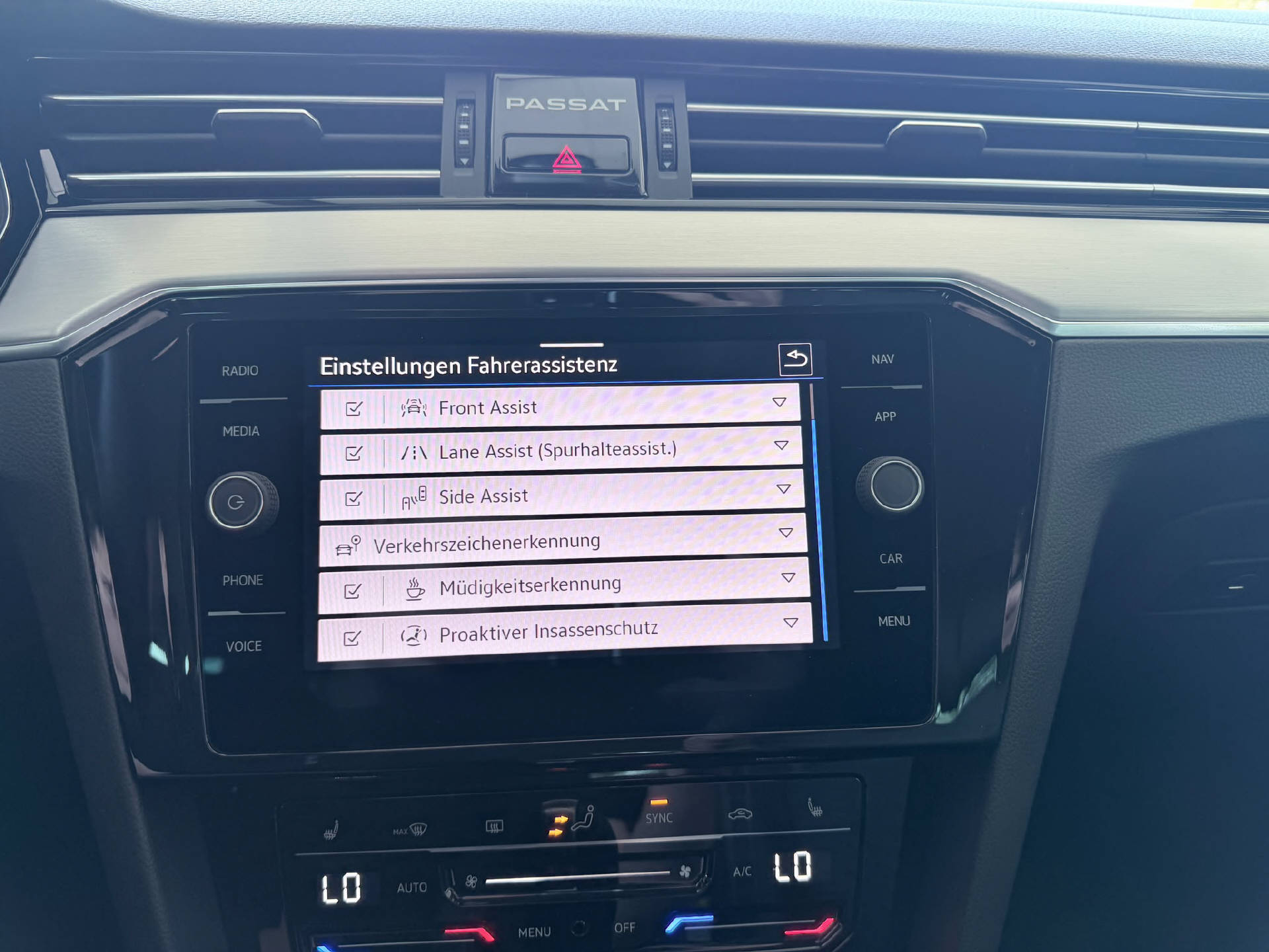 VW Passat Variant 2.0 TDI 200 Elegance DSG 4m-image-10