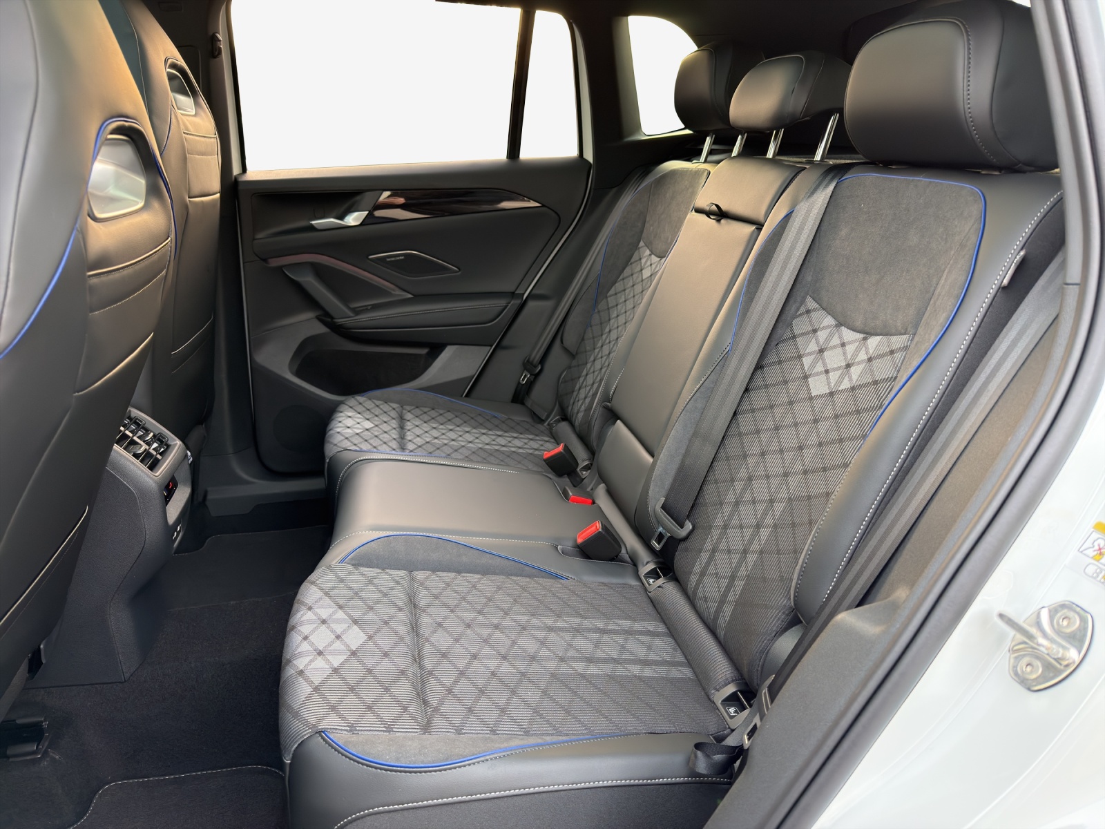VW Tiguan 2.0 TSI DSG R-Line 4Motion-image-11