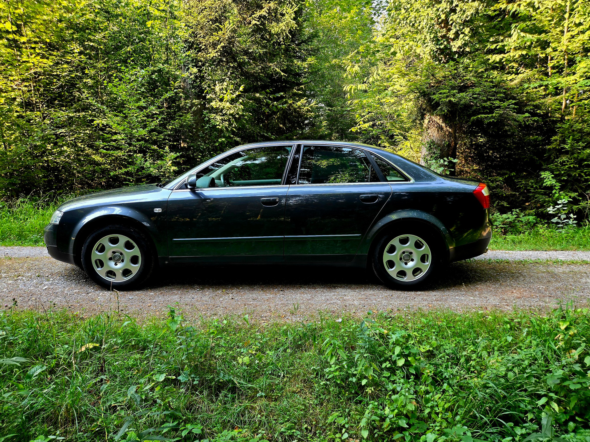 AUDI A4 3.0 V6 quattro-image-2