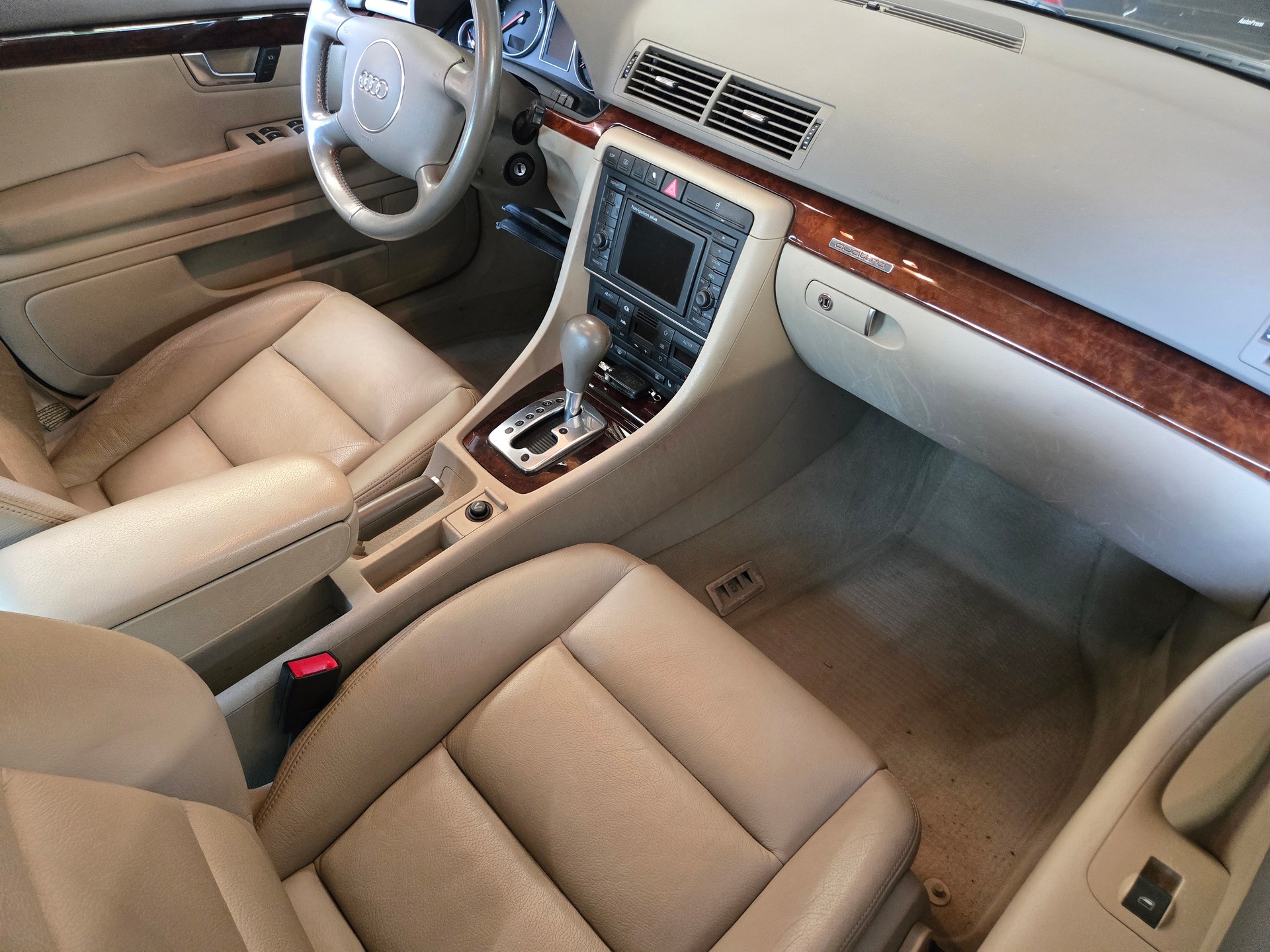 AUDI A4 3.0 V6 quattro-image-12