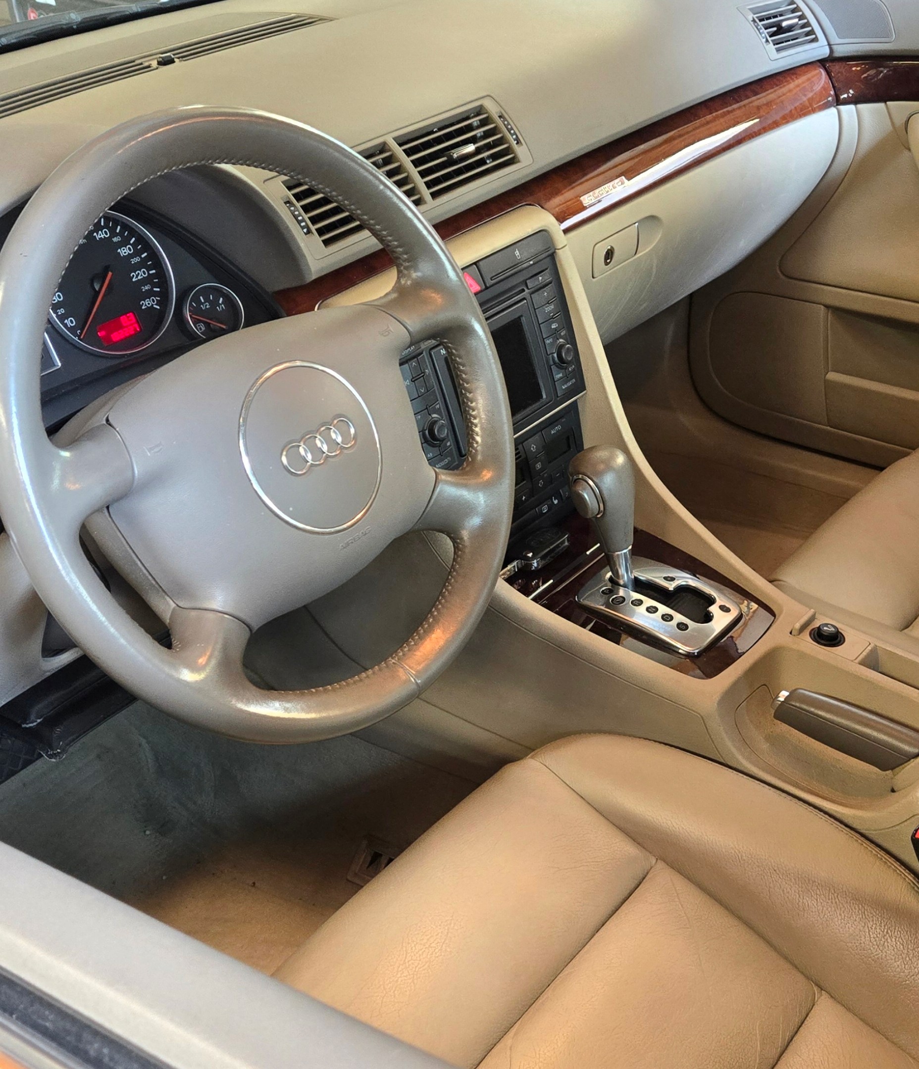 AUDI A4 3.0 V6 quattro-image-4