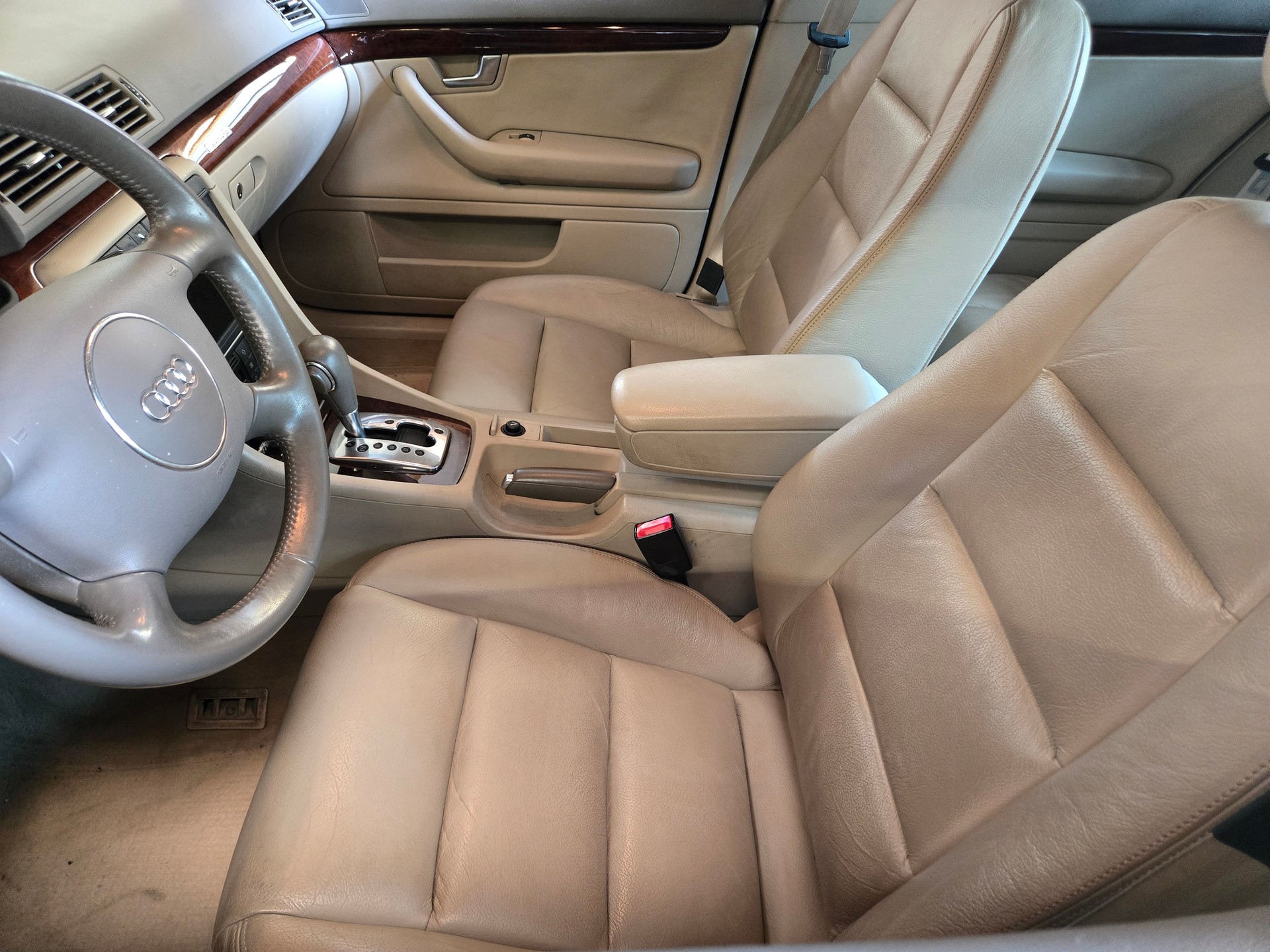 AUDI A4 3.0 V6 quattro-image-11