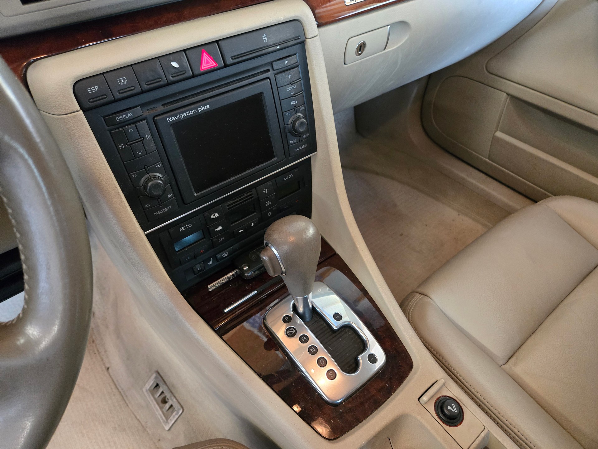 AUDI A4 3.0 V6 quattro-image-10
