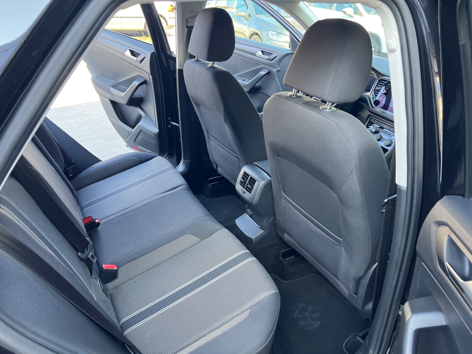 VW T-Roc 1.5 TSI EVO Advance DSG 4Motion-image-7
