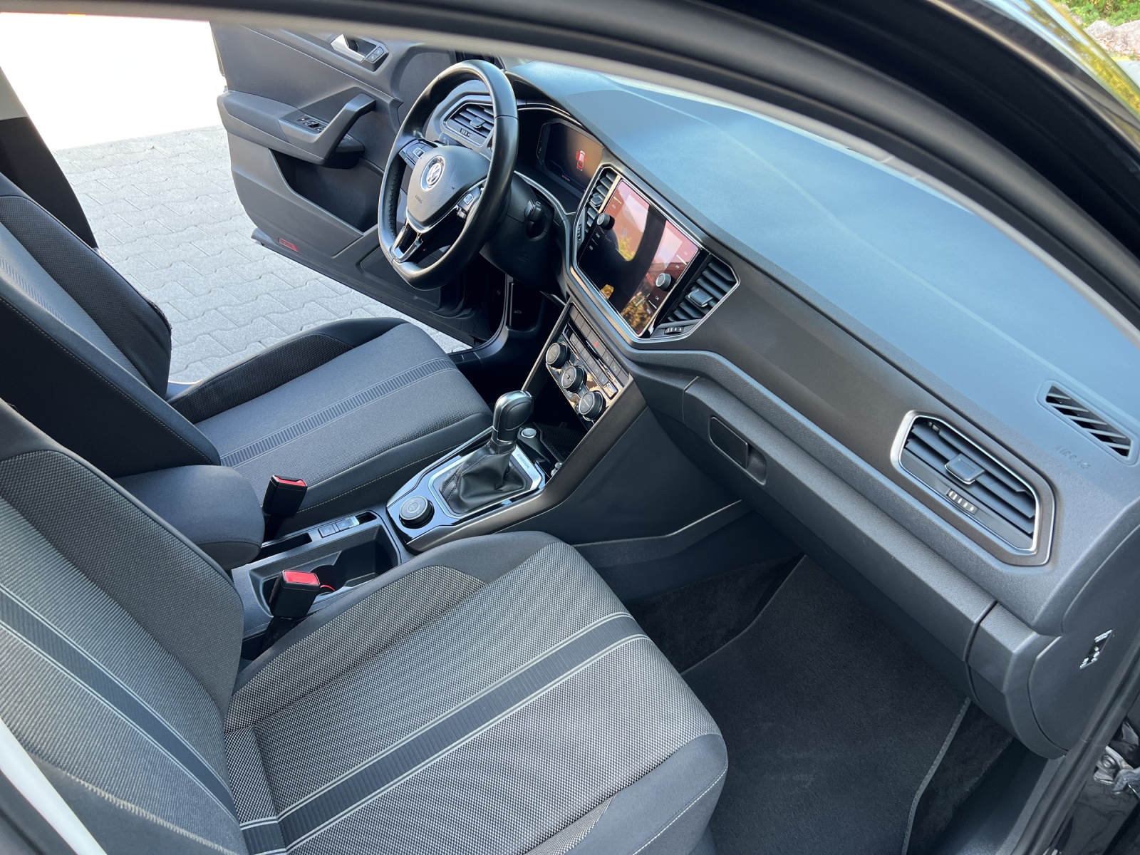 VW T-Roc 1.5 TSI EVO Advance DSG 4Motion-image-6