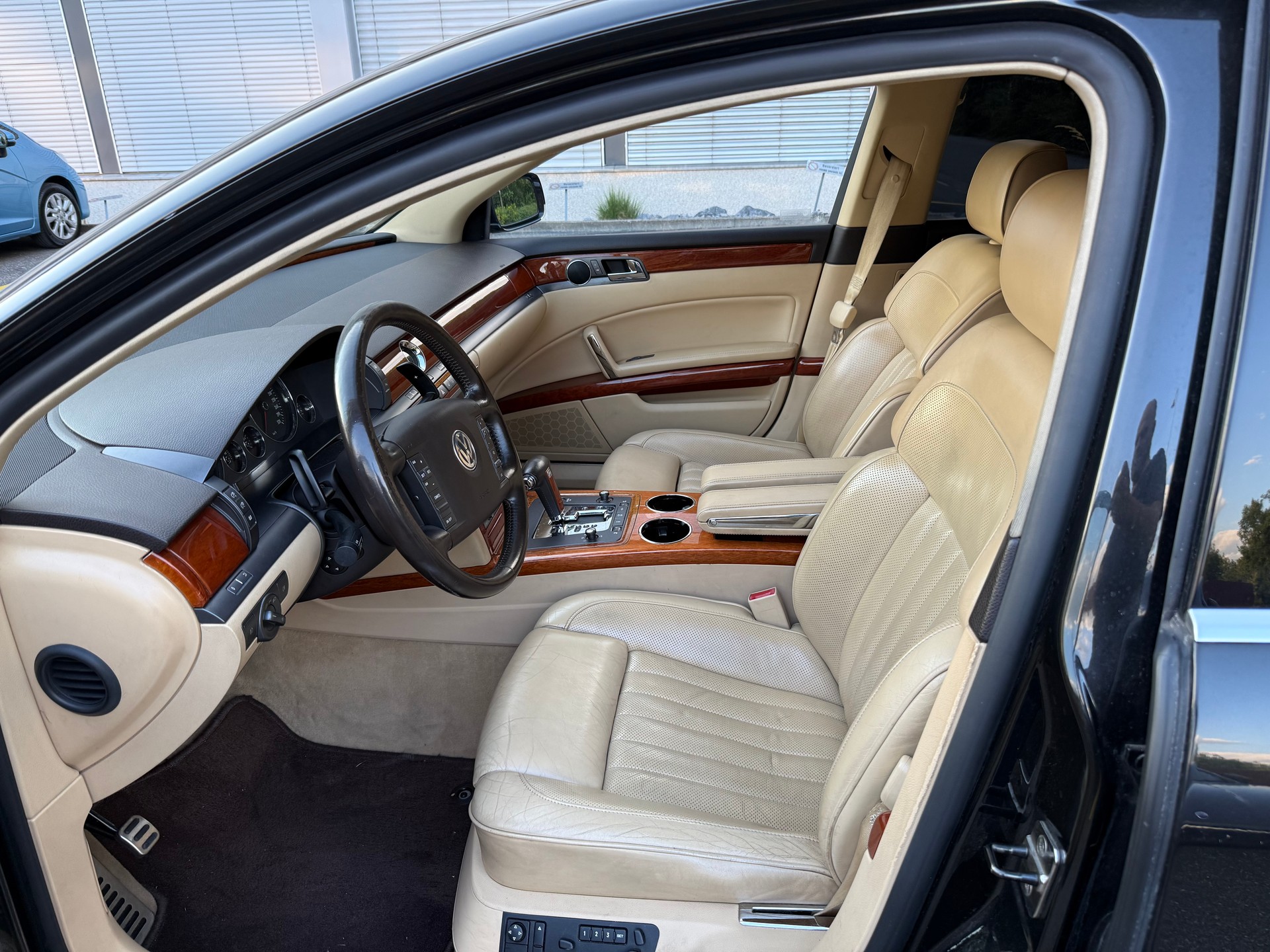 VW Phaeton 6.0 W12 4Motion-image-6