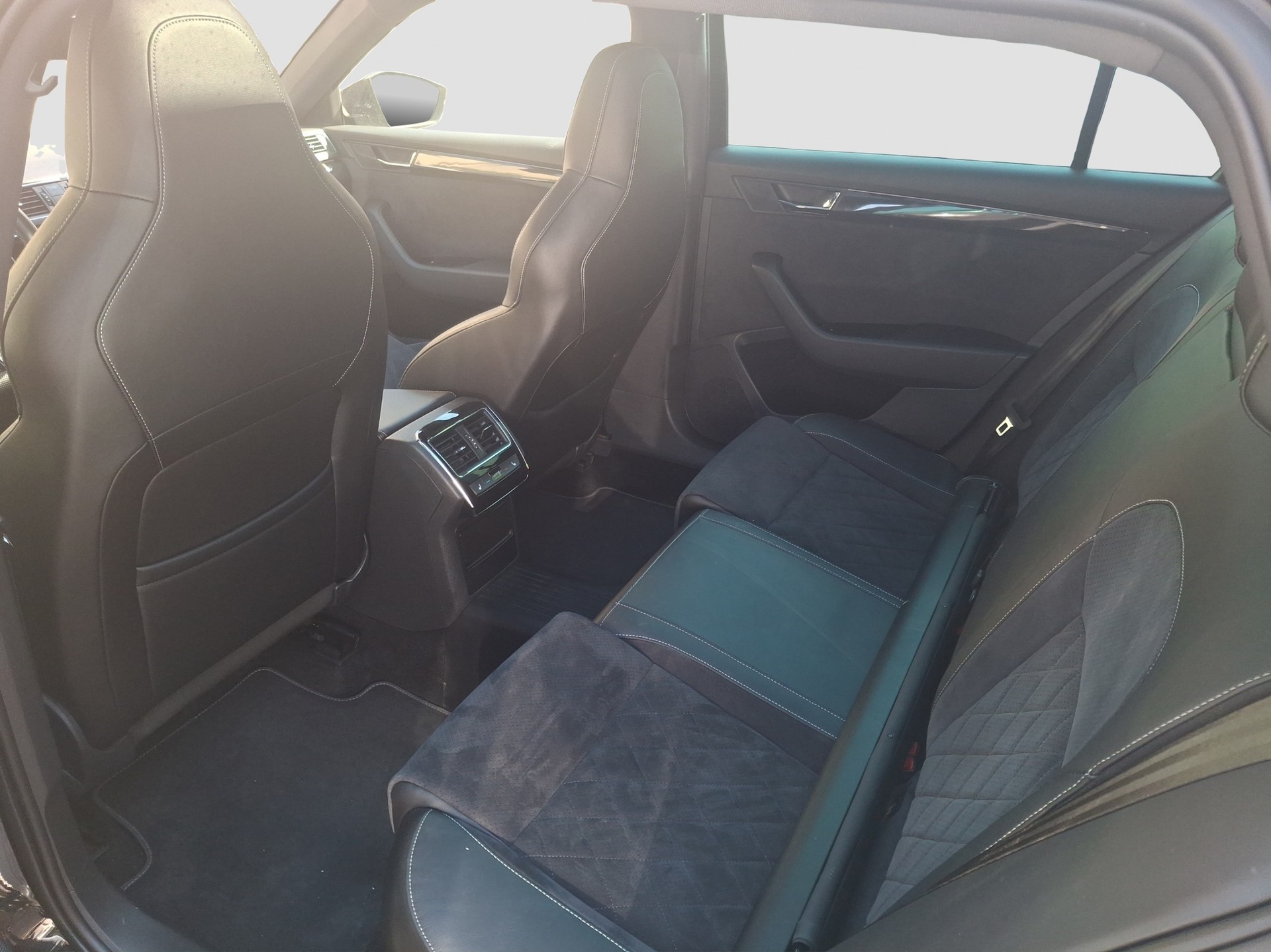 SKODA Superb Combi 2.0 TDi Ambition 4x4 DSG-image-6
