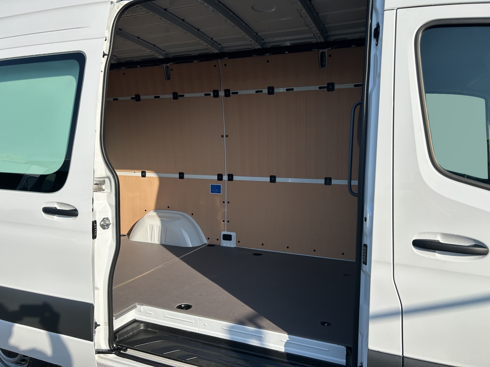 MERCEDES-BENZ Sprinter 319 CDI Standard 9G-TRONIC-image-10