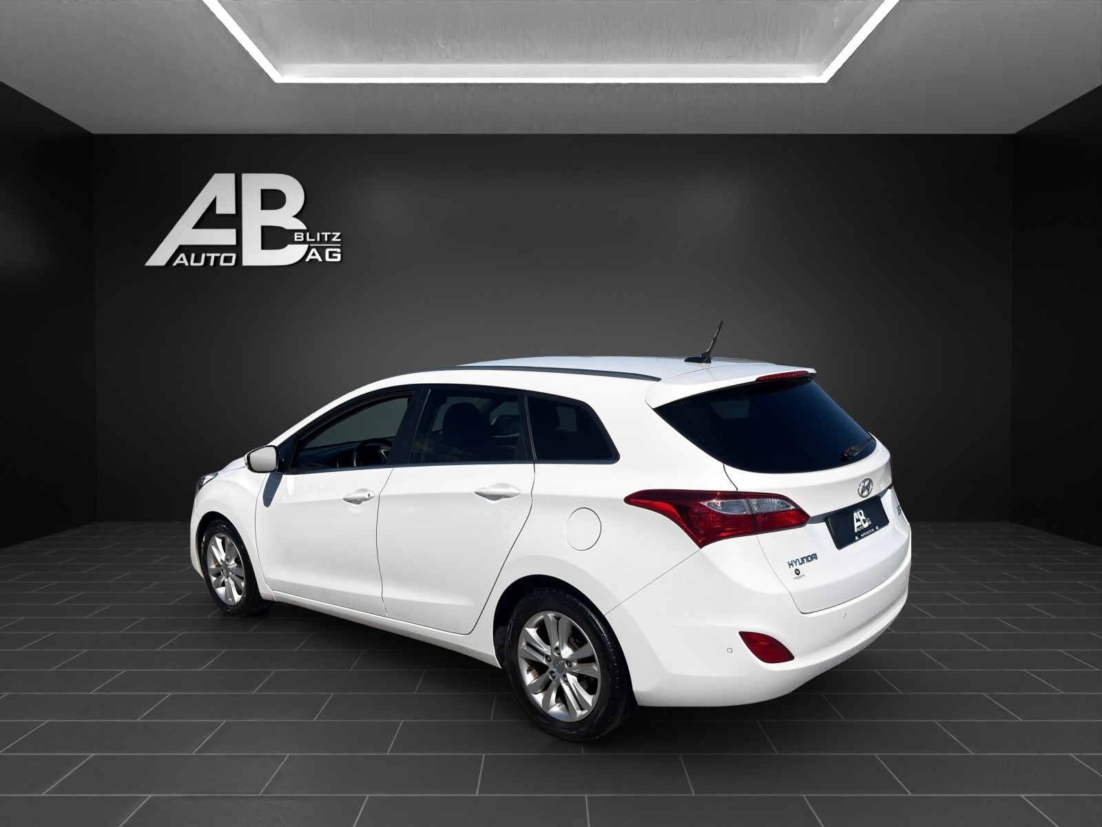 HYUNDAI i30 Wagon 1.6 CRDi Premium Automatic-image-2