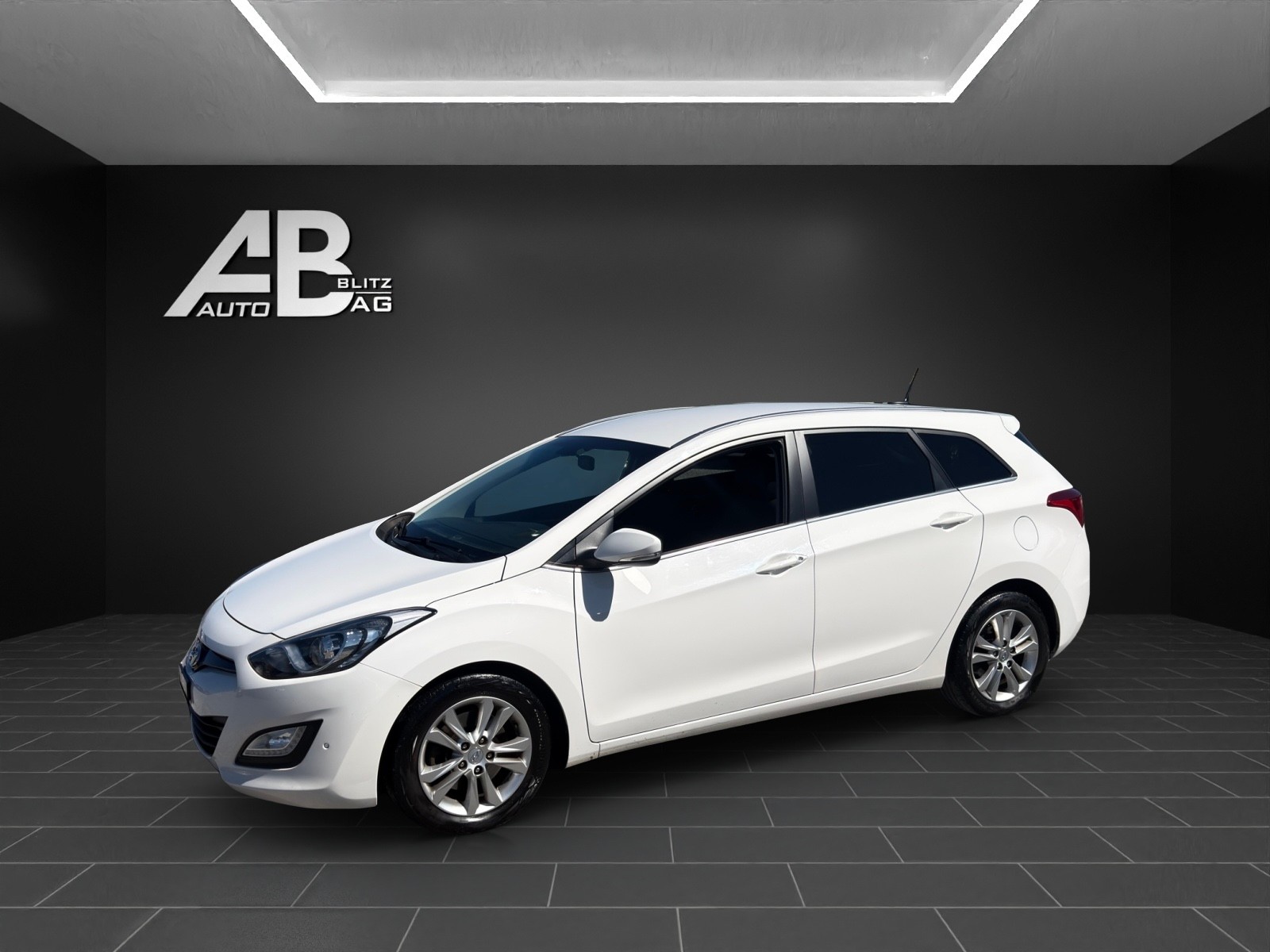 HYUNDAI i30 Wagon 1.6 CRDi Premium Automatic-image-1