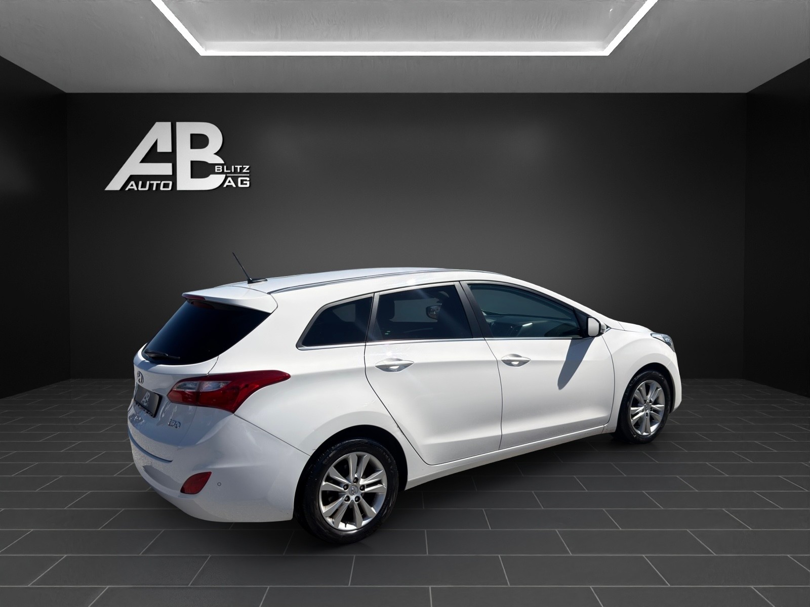 HYUNDAI i30 Wagon 1.6 CRDi Premium Automatic-image-4