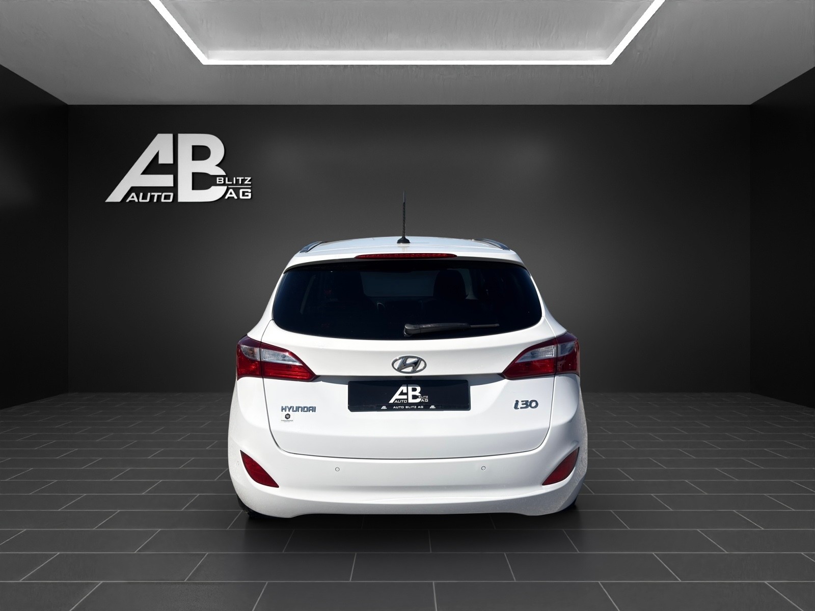 HYUNDAI i30 Wagon 1.6 CRDi Premium Automatic-image-3