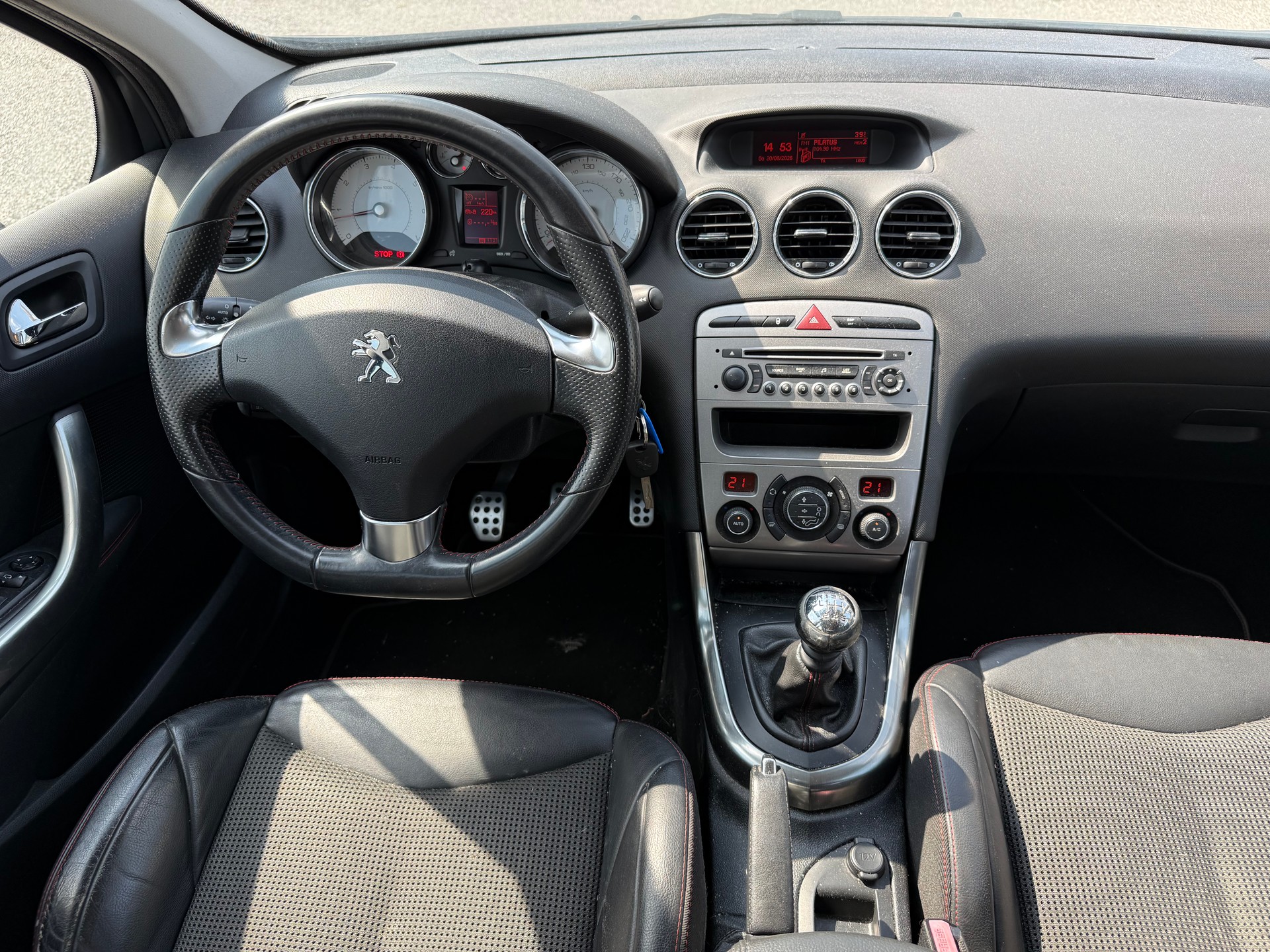 PEUGEOT 308 1.6 16V Turbo Swiss Edition-image-8