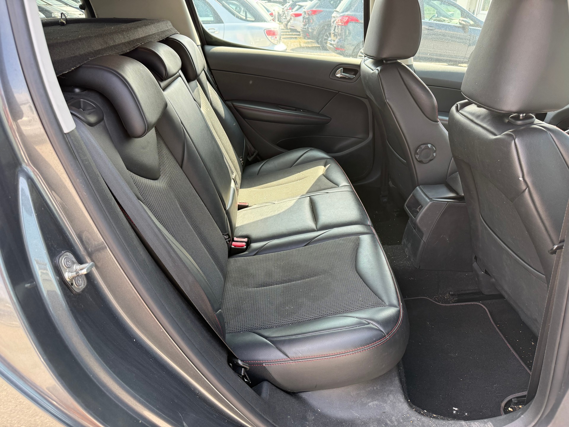 PEUGEOT 308 1.6 16V Turbo Swiss Edition-image-7