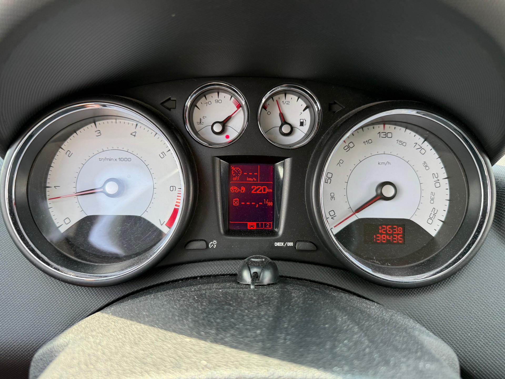 PEUGEOT 308 1.6 16V Turbo Swiss Edition-image-11