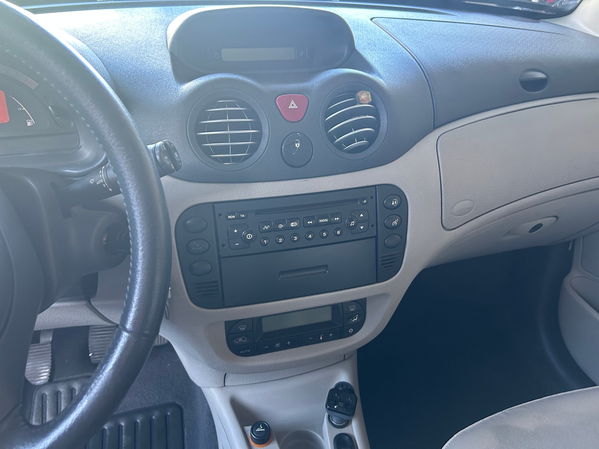 CITROEN C3 1.6i 16V Exclusive-image-11