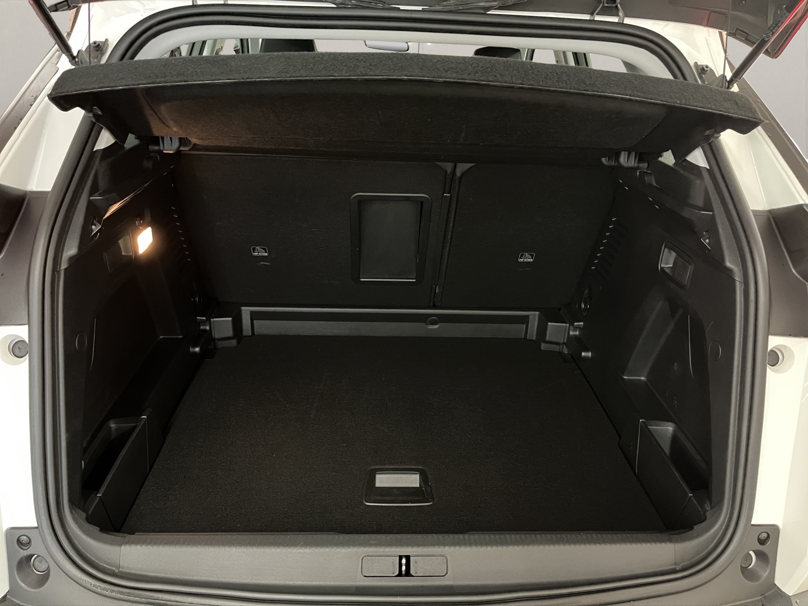 PEUGEOT 3008 1.5 BlueHDi Allure-image-16