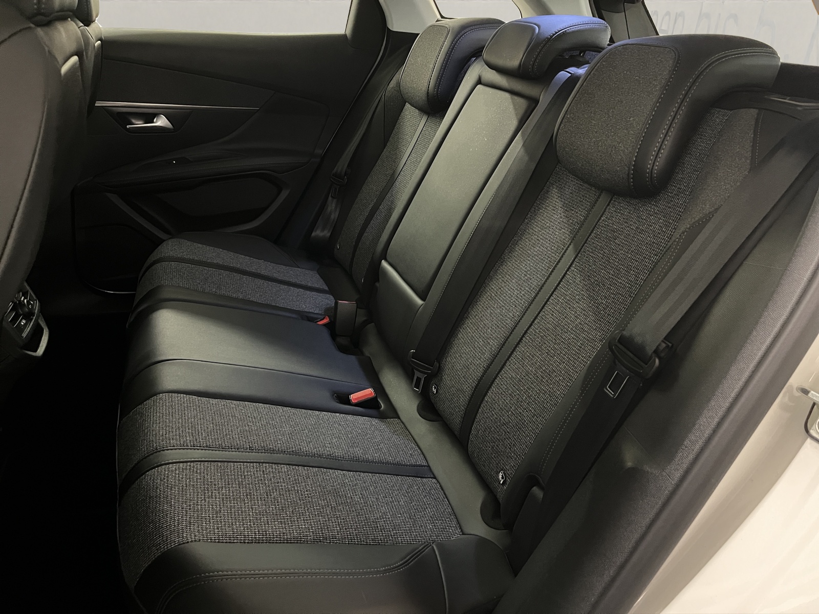 PEUGEOT 3008 1.5 BlueHDi Allure-image-14