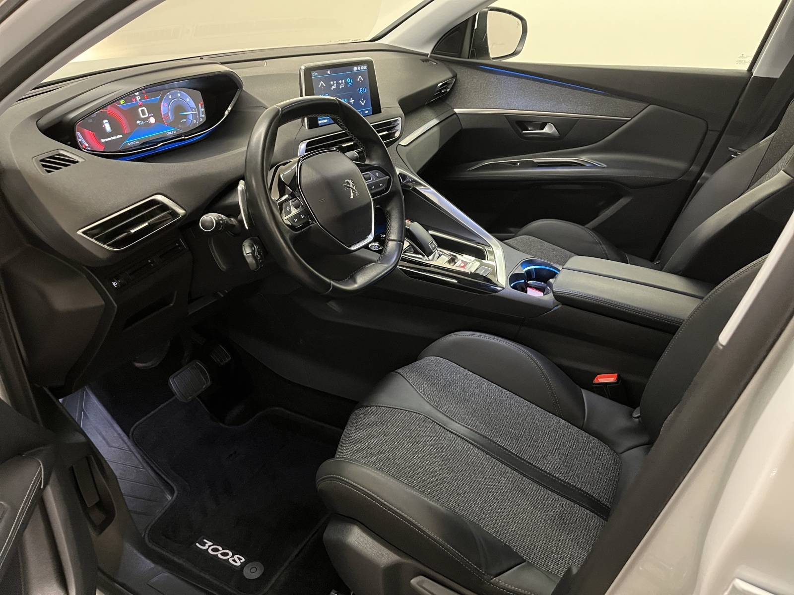 PEUGEOT 3008 1.5 BlueHDi Allure-image-6