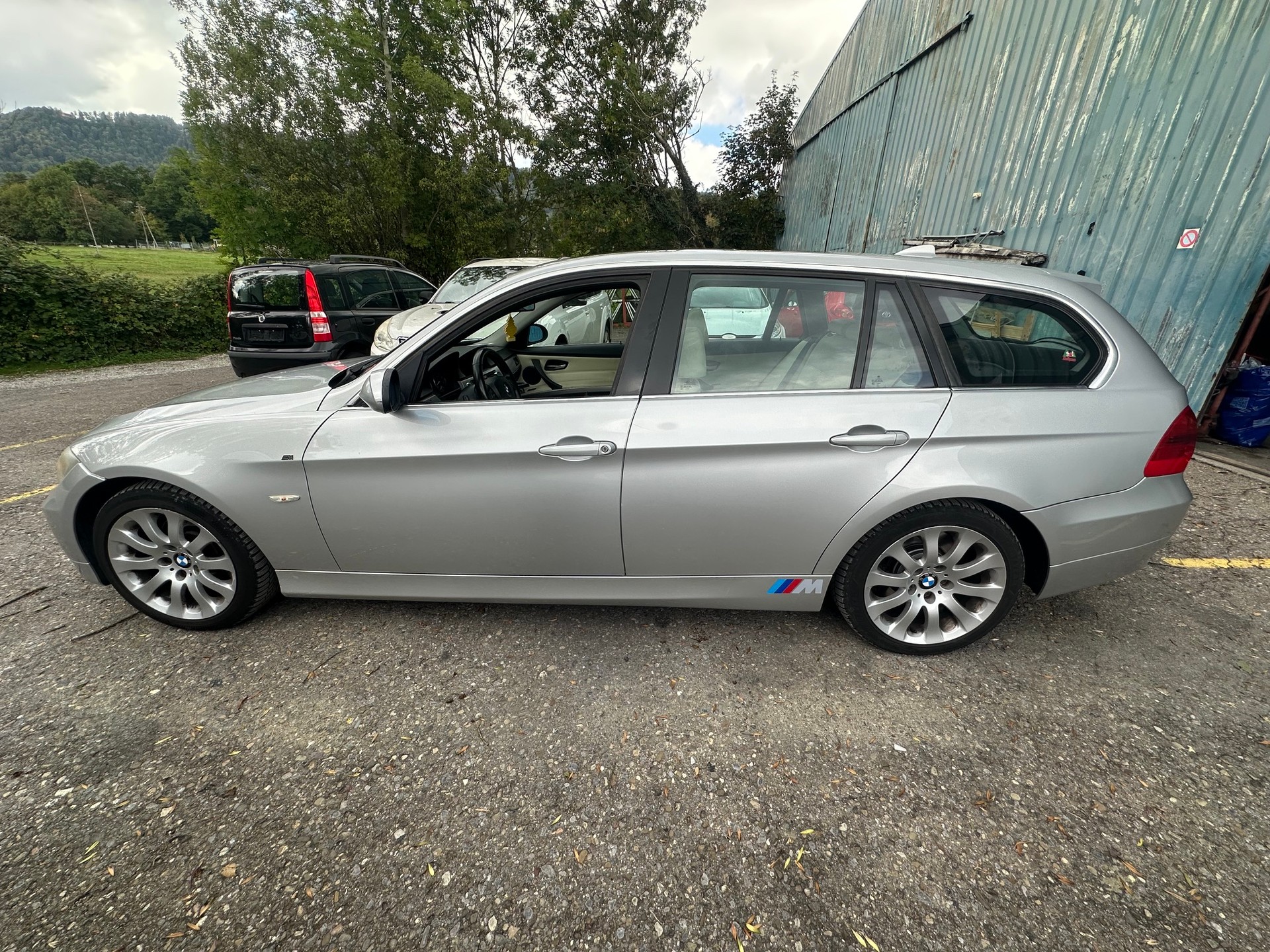 BMW 330xi Touring-image-2