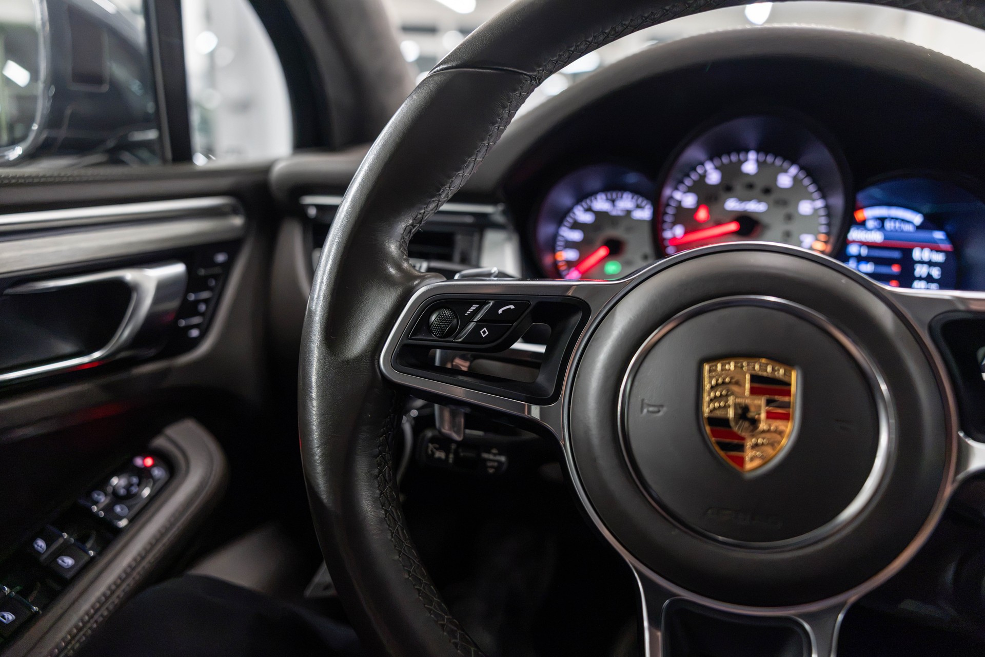PORSCHE Macan Turbo PDK *Facelift*-image-26