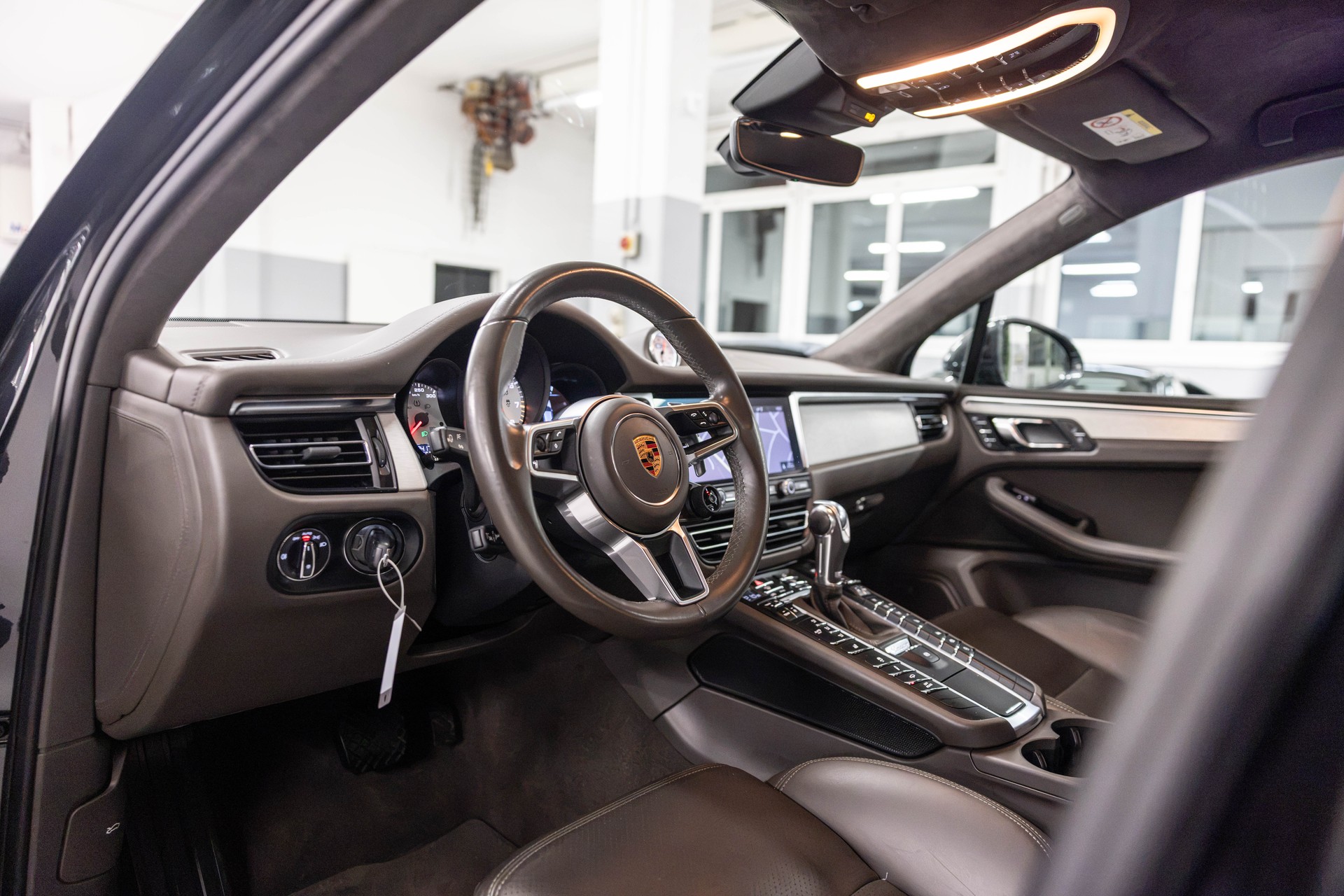 PORSCHE Macan Turbo PDK *Facelift*-image-16