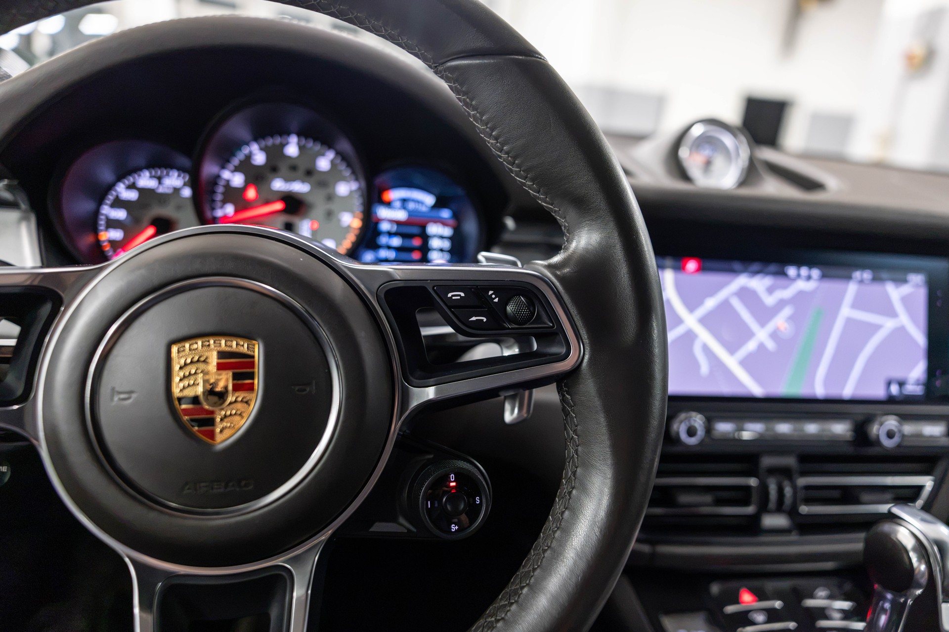 PORSCHE Macan Turbo PDK *Facelift*-image-24