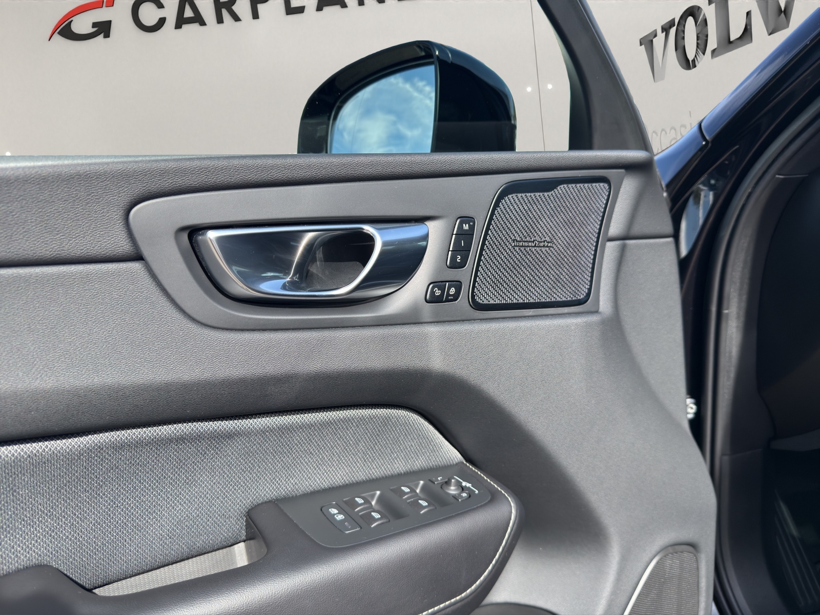 VOLVO XC60 2.0 T6 TE R-Design eAWD-image-16