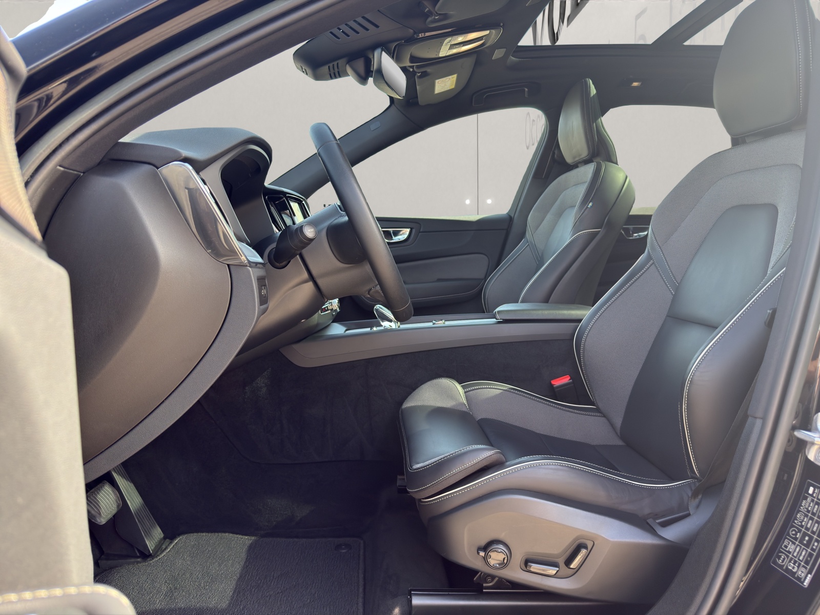 VOLVO XC60 2.0 T6 TE R-Design eAWD-image-7