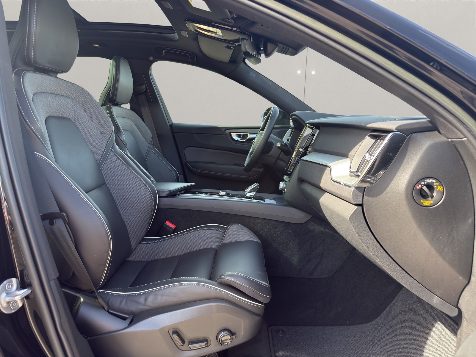 VOLVO XC60 2.0 T6 TE R-Design eAWD-image-11