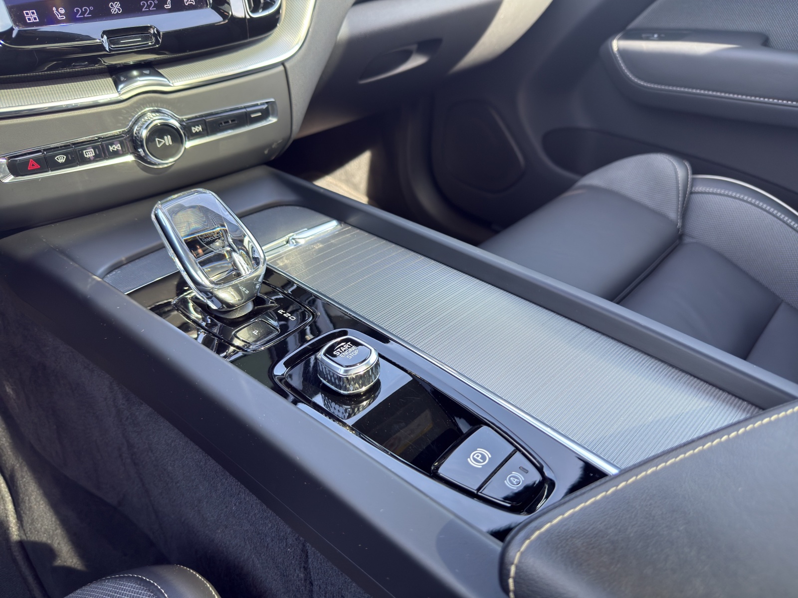 VOLVO XC60 2.0 T6 TE R-Design eAWD-image-10