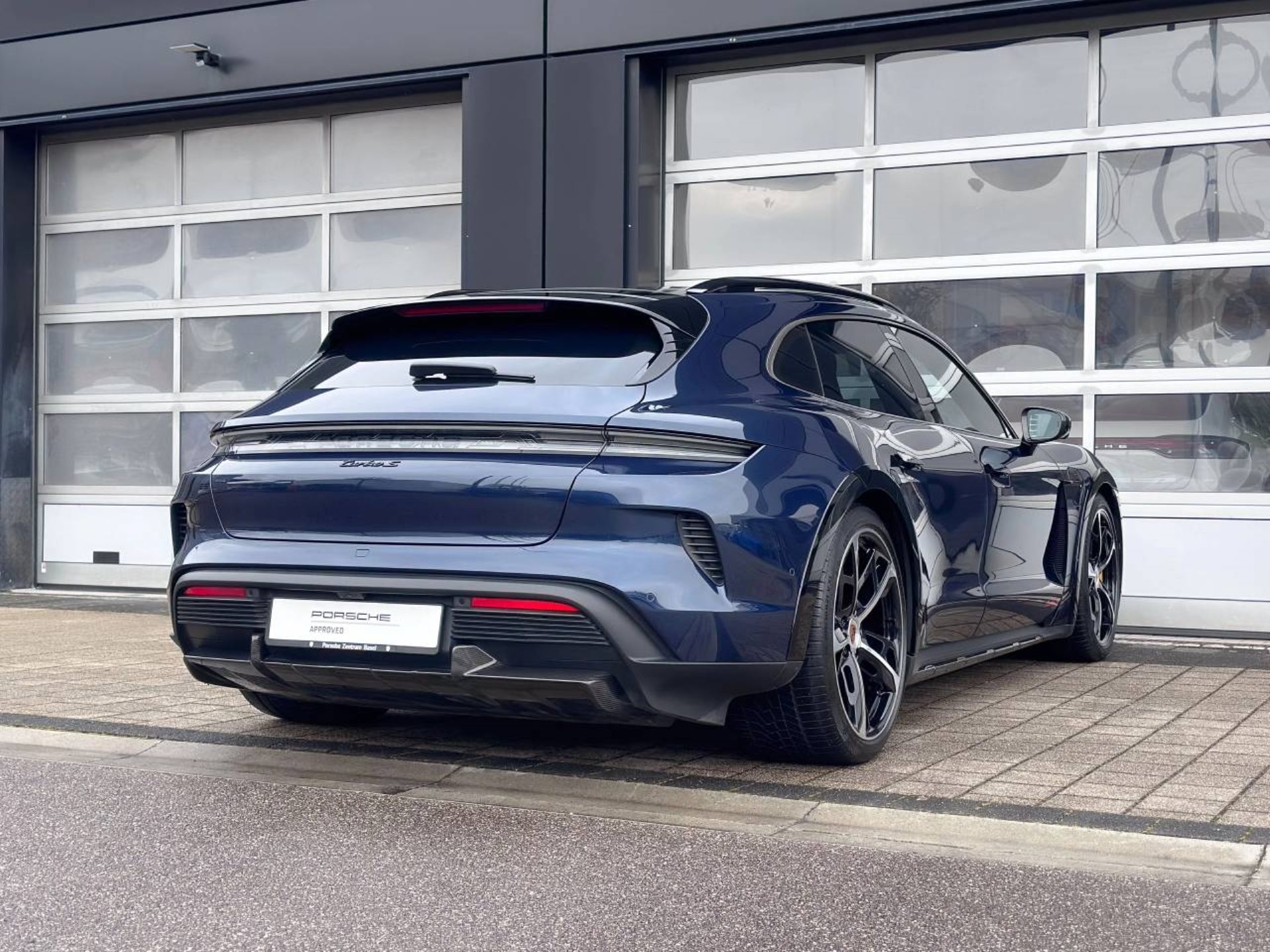 PORSCHE Taycan Turbo S Cross Turismo-image-11